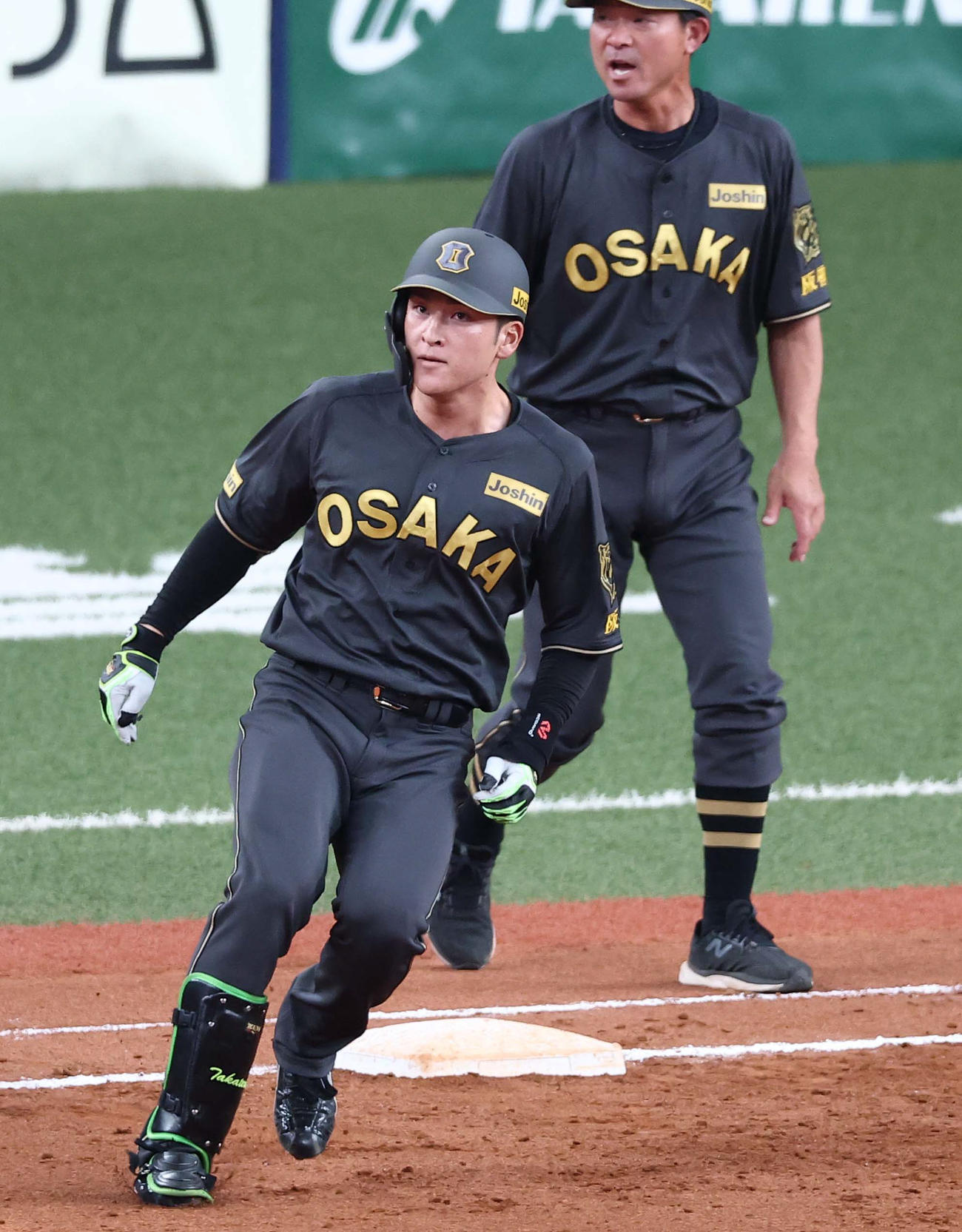 阪神対ヤクルト　11回裏阪神無死、高寺は右前打を放つ（撮影・上田博志）