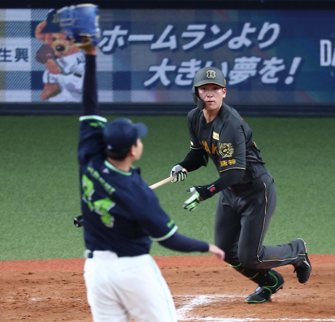 阪神対ヤクルト　12回裏阪神2死一塁、高寺は安打を放つ（撮影・上田博志）