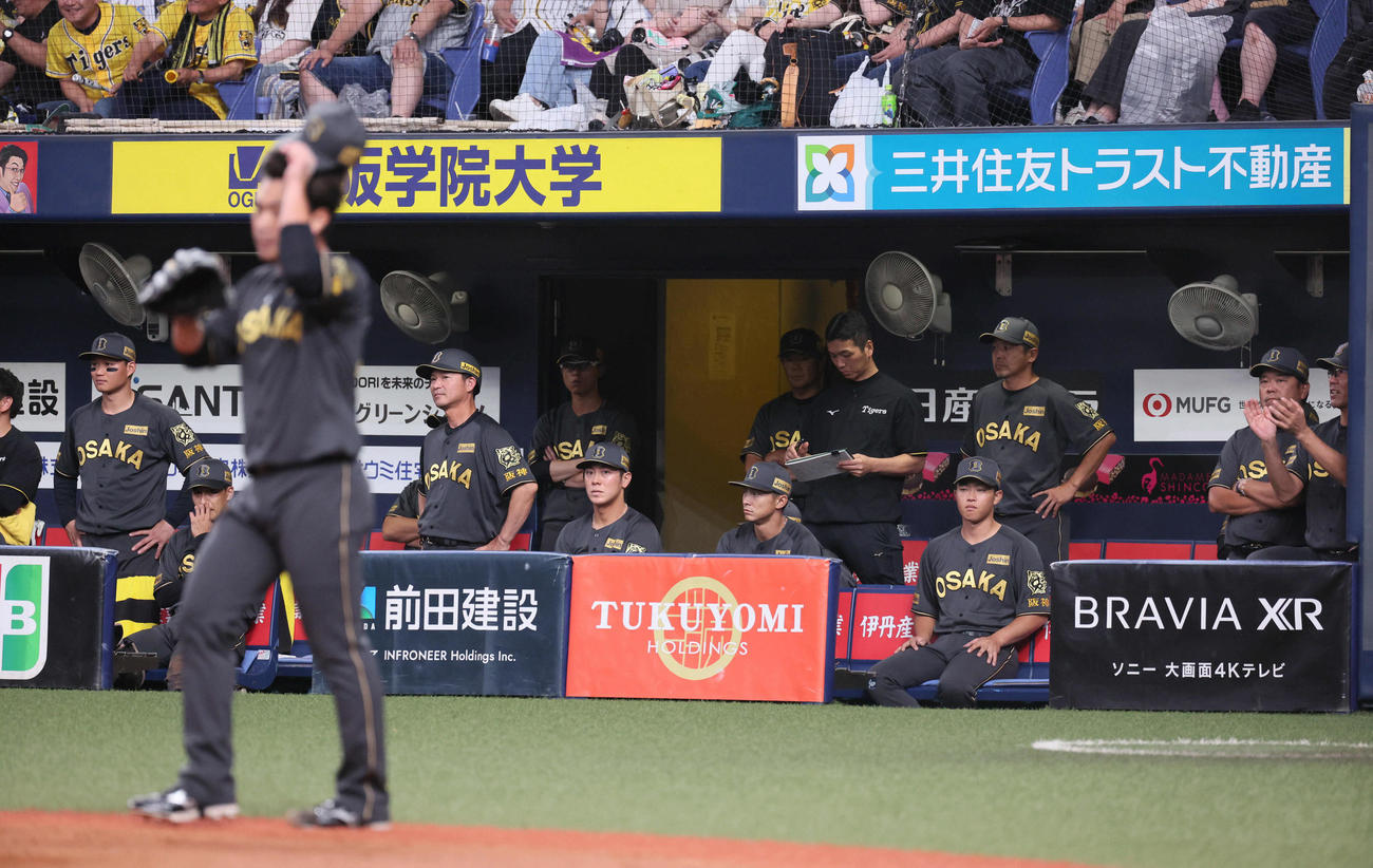阪神対ヤクルト　12回表ヤクルト2死満塁、桐敷が2点を失い落胆する阪神ナイン（撮影・宮崎幸一)