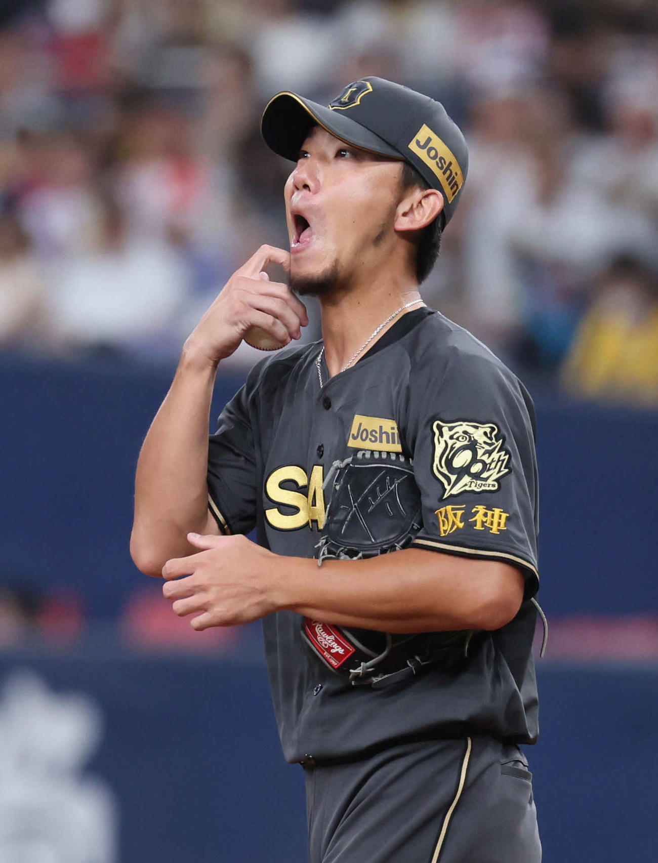 阪神対ヤクルト　マウンドで顔をかく伊藤将（撮影・宮崎幸一)