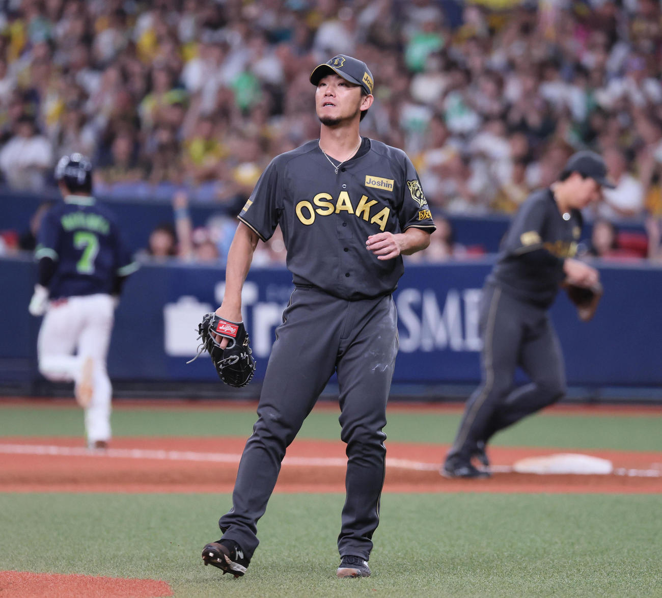 阪神対ヤクルト　7回表ヤクルト2死一、二塁、伊藤将は長岡の打球をグラブではじくも冷静な処理で投ゴロとする（撮影・宮崎幸一)