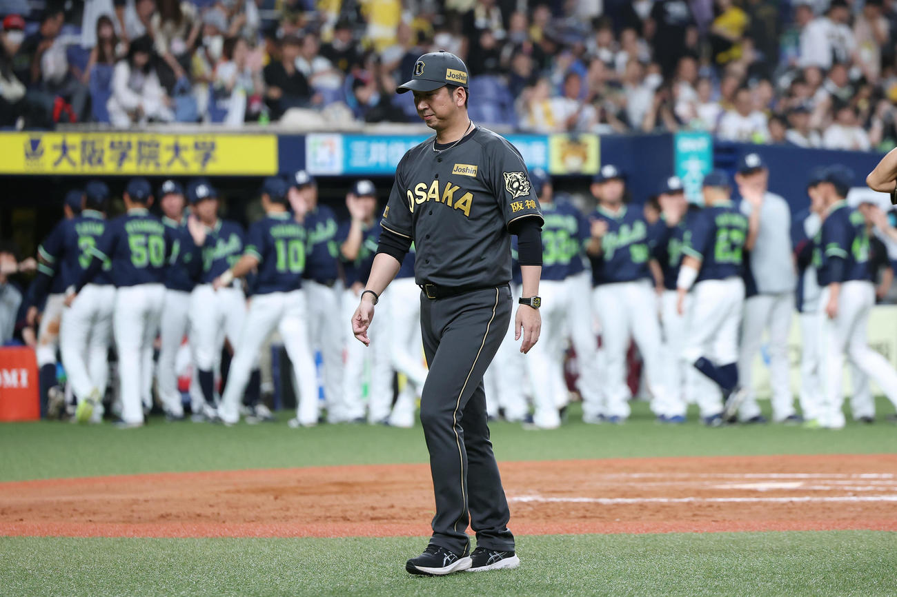 阪神対ヤクルト　ヤクルトに敗れ、引き揚げる阪神藤川監督（撮影・前田充）