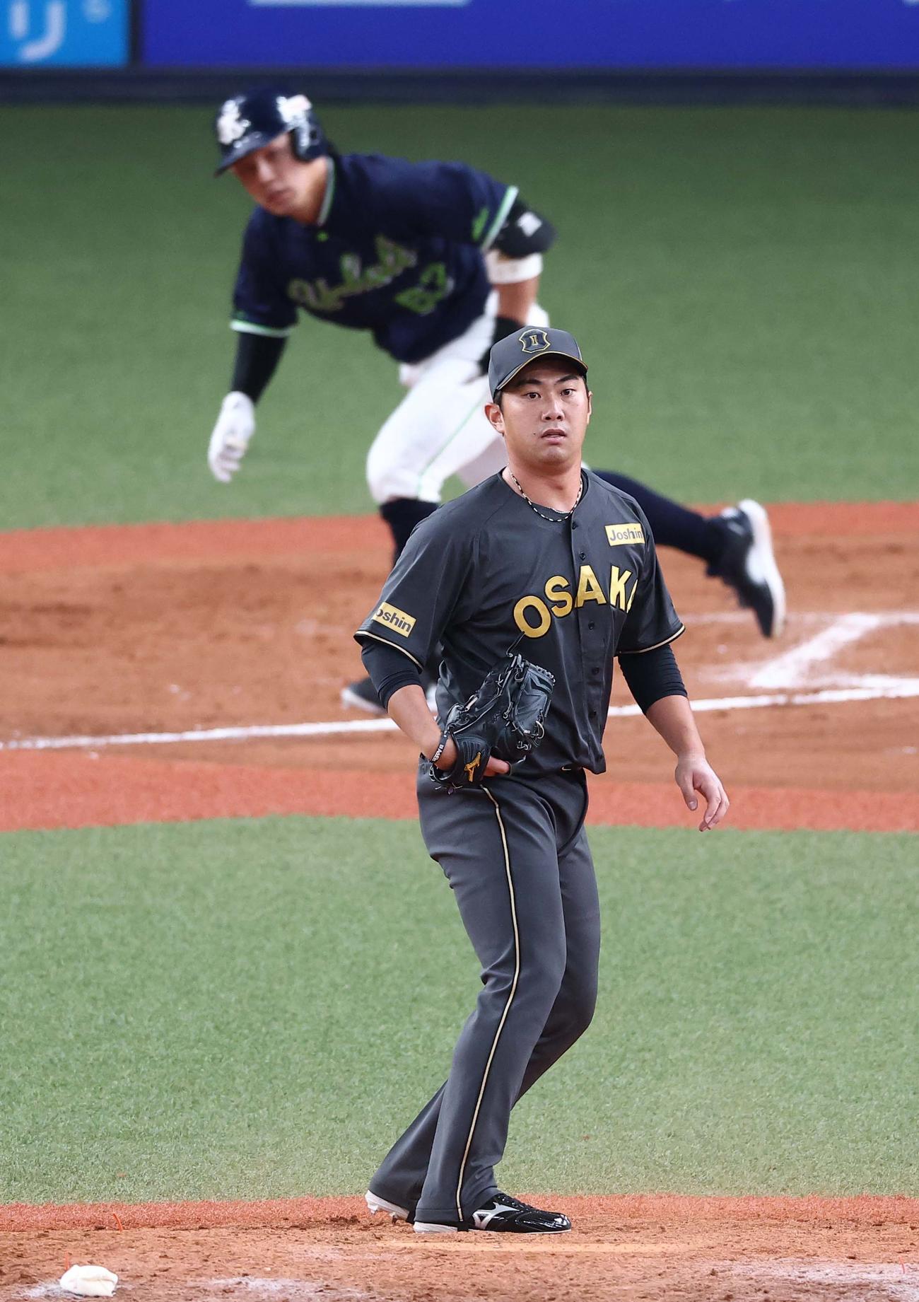 阪神対ヤクルト　12回表ヤクルト2死満塁、桐敷は増田に勝ち越し2点適時打を浴びる（撮影・上田博志）