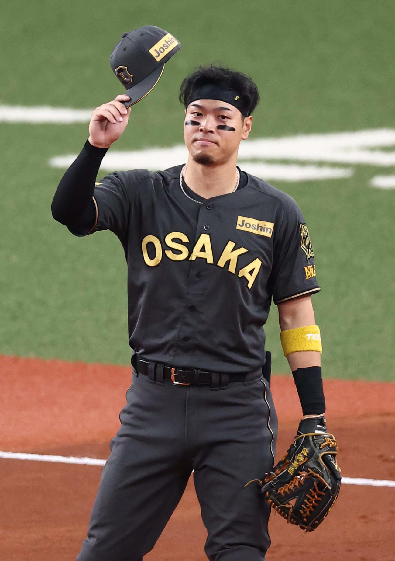 阪神対ヤクルト　4回裏阪神2死、30号本塁打を放った佐藤輝はファンの歓声に応える（撮影・上田博志）