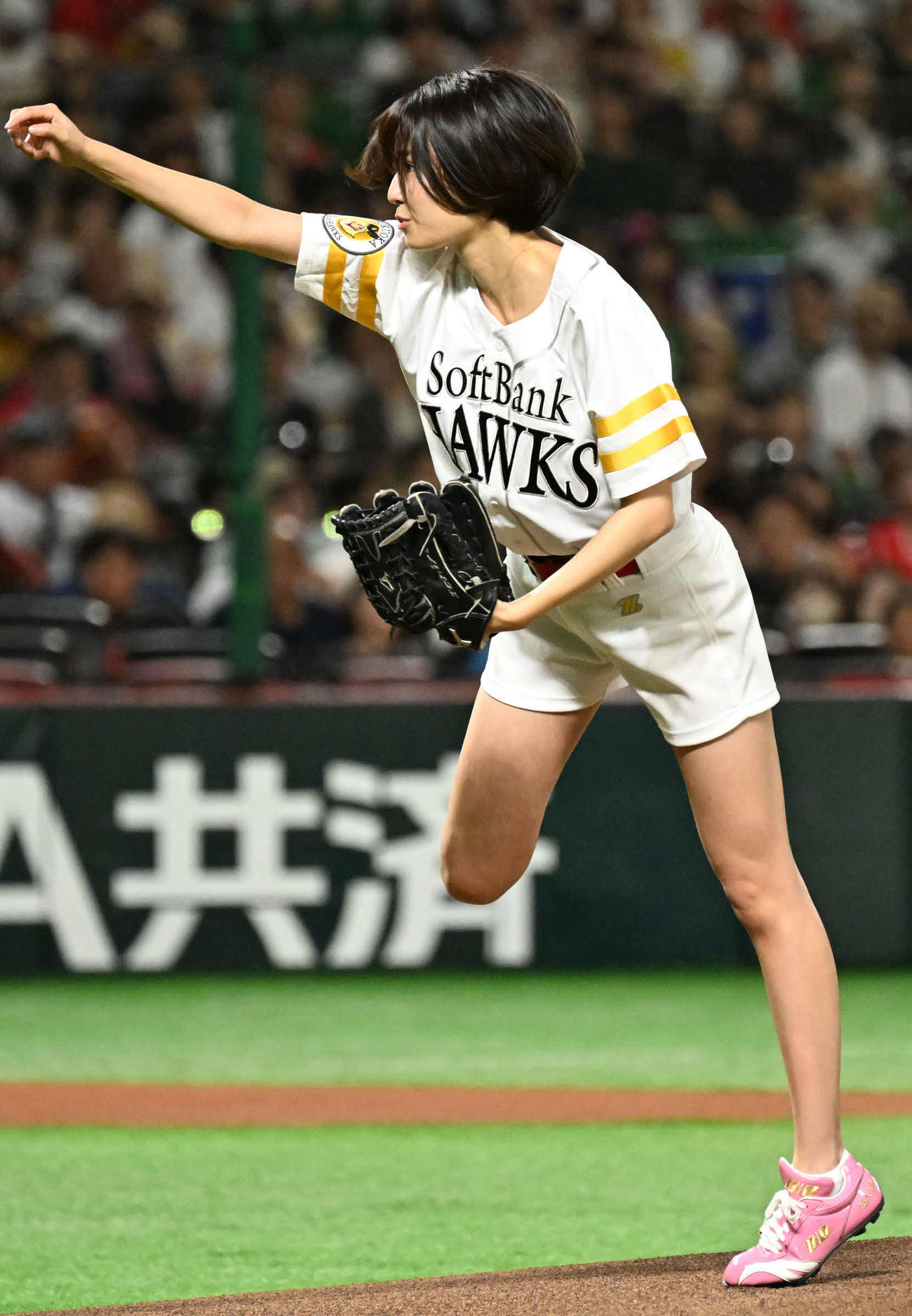 ソフトバンク対日本ハム　セレモニアルピッチでボールを投げる新谷あやか（撮影・林敢治）