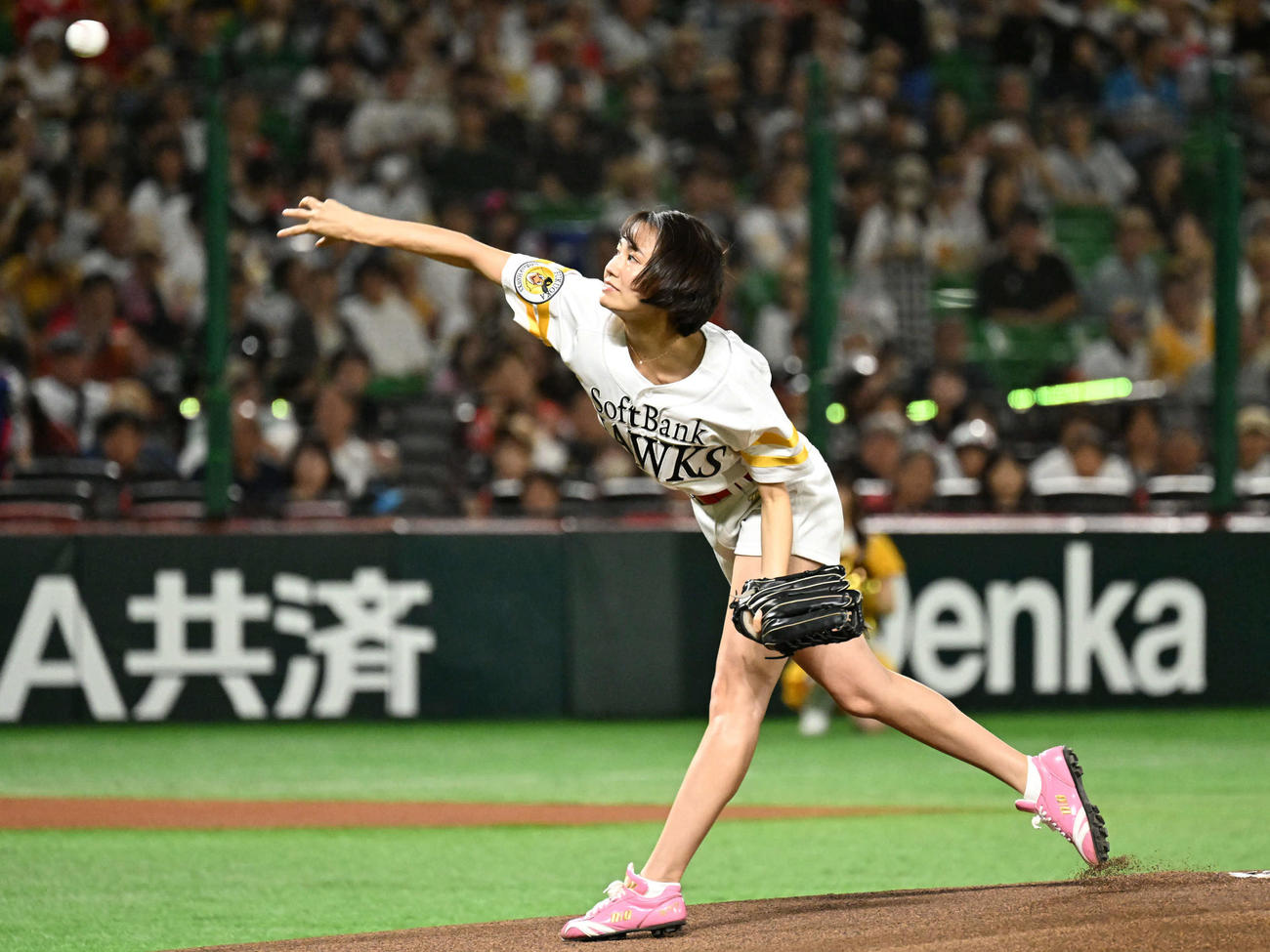 ソフトバンク対日本ハム　セレモニアルピッチでボールを投げる新谷あやか（撮影・林敢治）