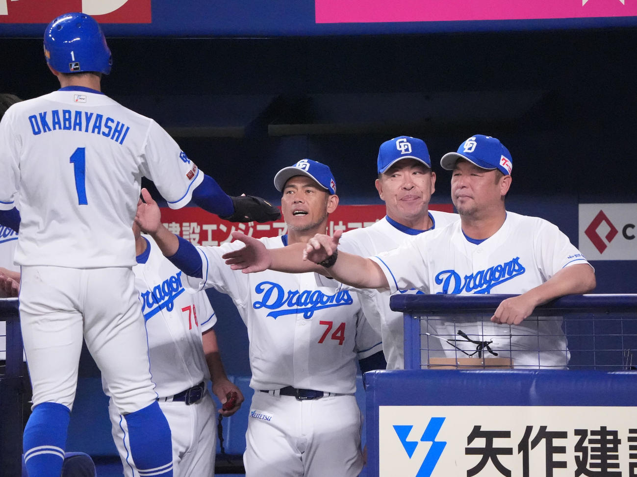 中日対広島　1回裏中日2死一、二塁、井上監督（右から2人目）はボスラーの左前適時打で生還した岡林を迎える（撮影・森本幸一）
