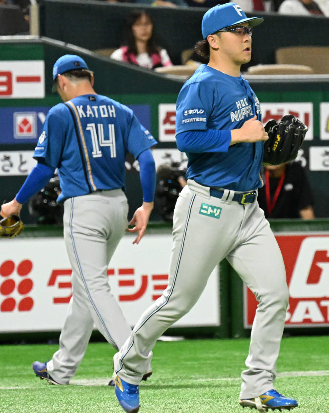 ソフトバンク対日本ハム　4回裏ソフトバンク1死、降板する加藤貴（左）右はマウンドに向かう生田目（撮影・林敢治）