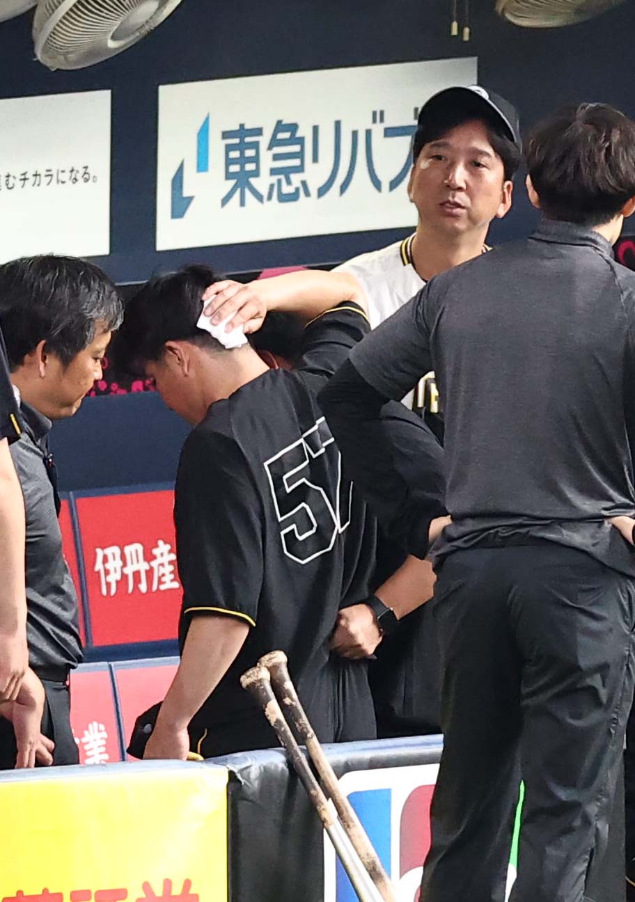 阪神対ヤクルト　藤川監督（右）はベンチ奥に引き揚げる長坂を心配そうに見つめる（撮影・上田博志）