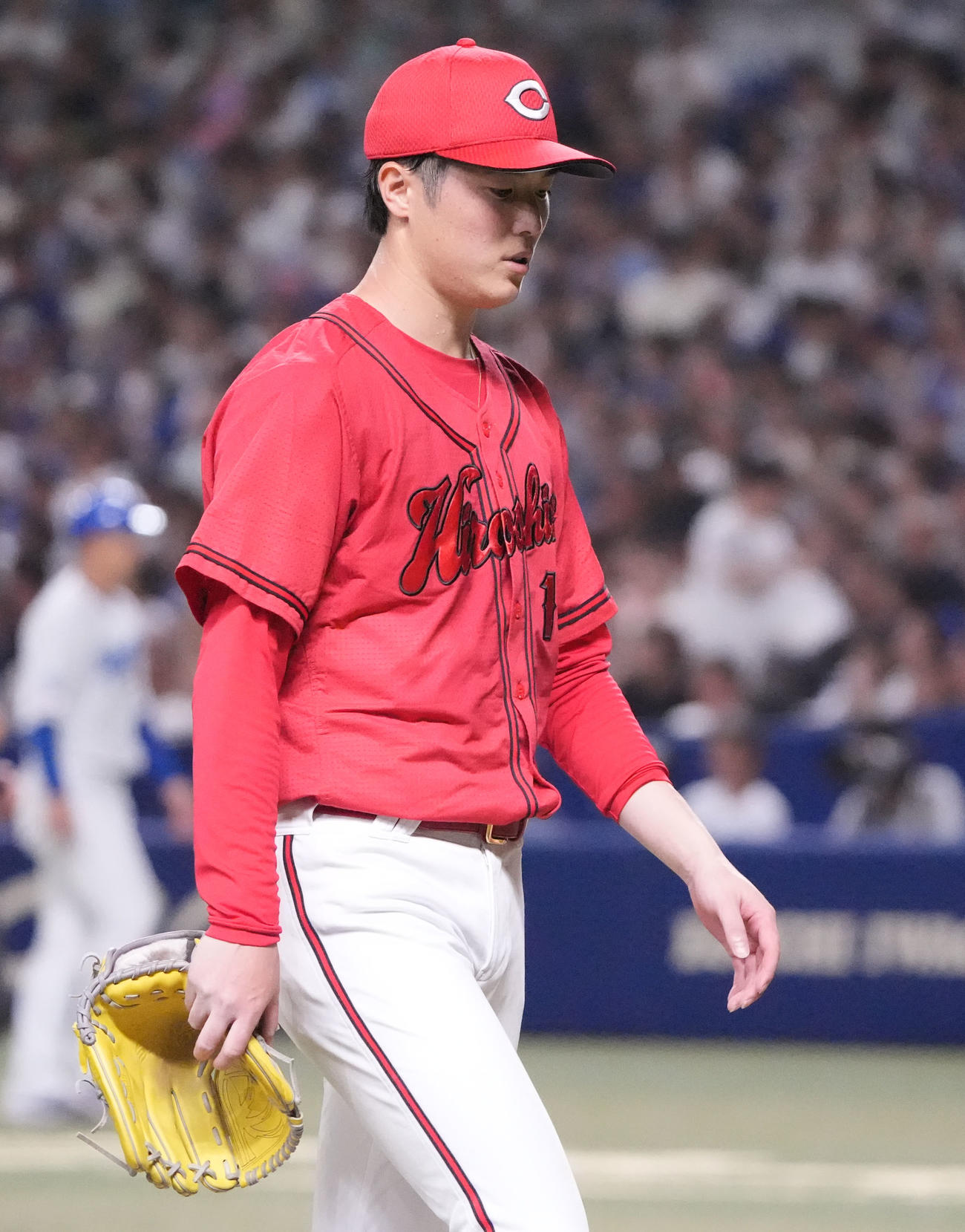 中日対広島　5回終了、ベンチへ戻る広島先発の森下（撮影・森本幸一）