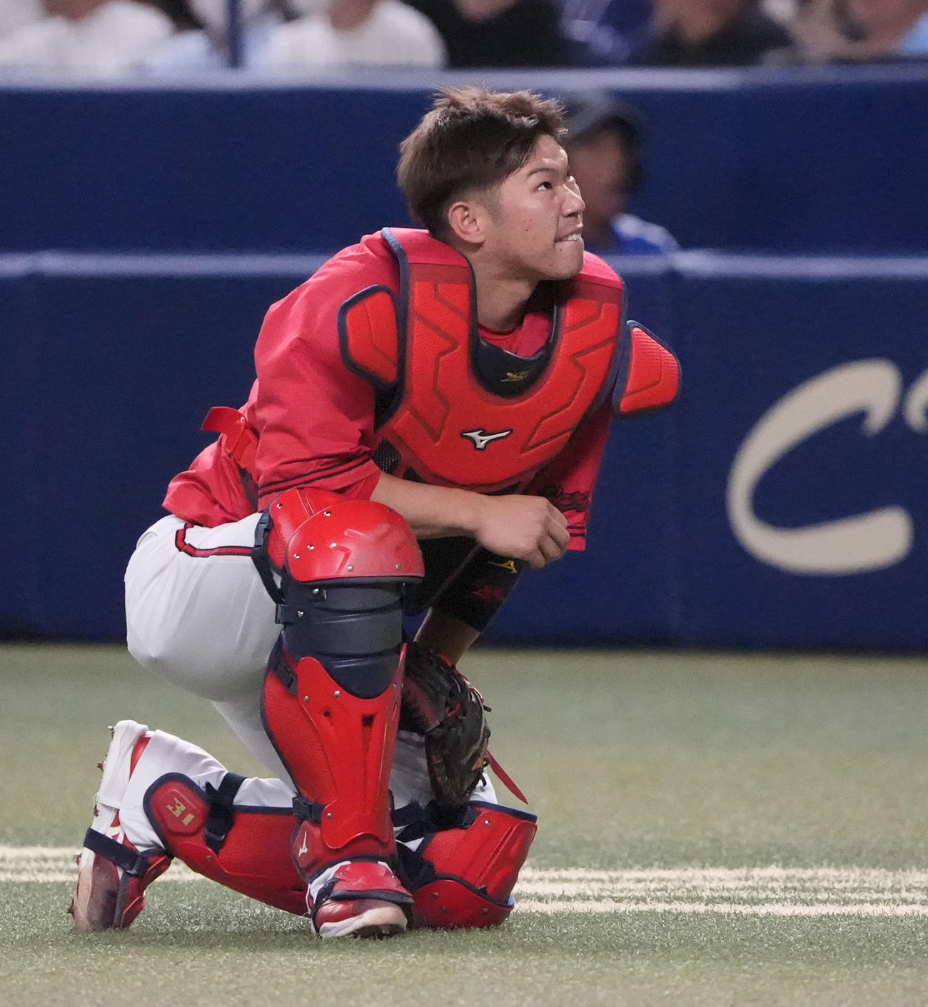 中日対広島　1回裏中日2死一、二塁、ボスラーの邪飛を落球する坂倉（撮影・森本幸一）