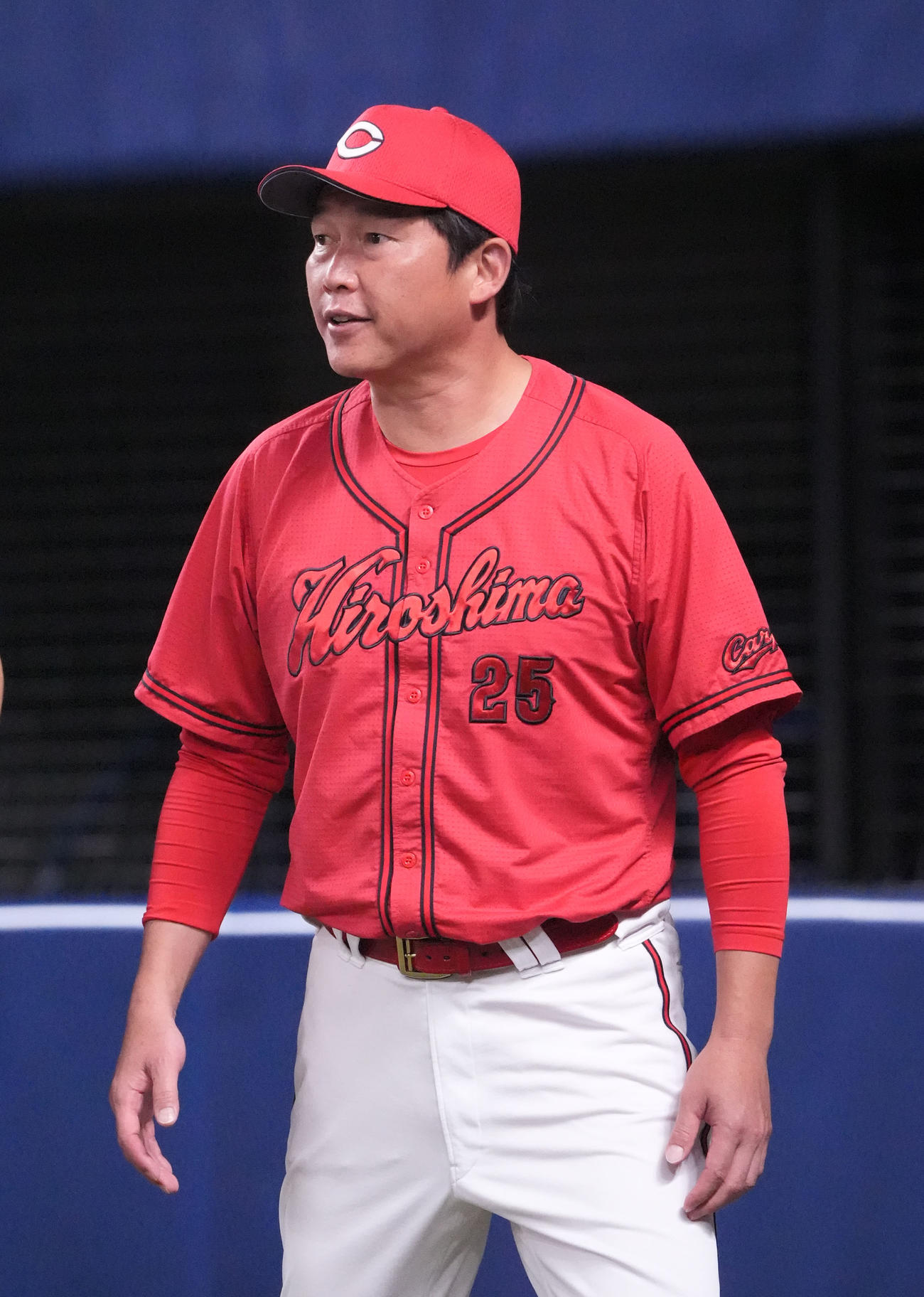 中日対広島　7回表終了、選手交代を告げる新井監督（撮影・森本幸一）