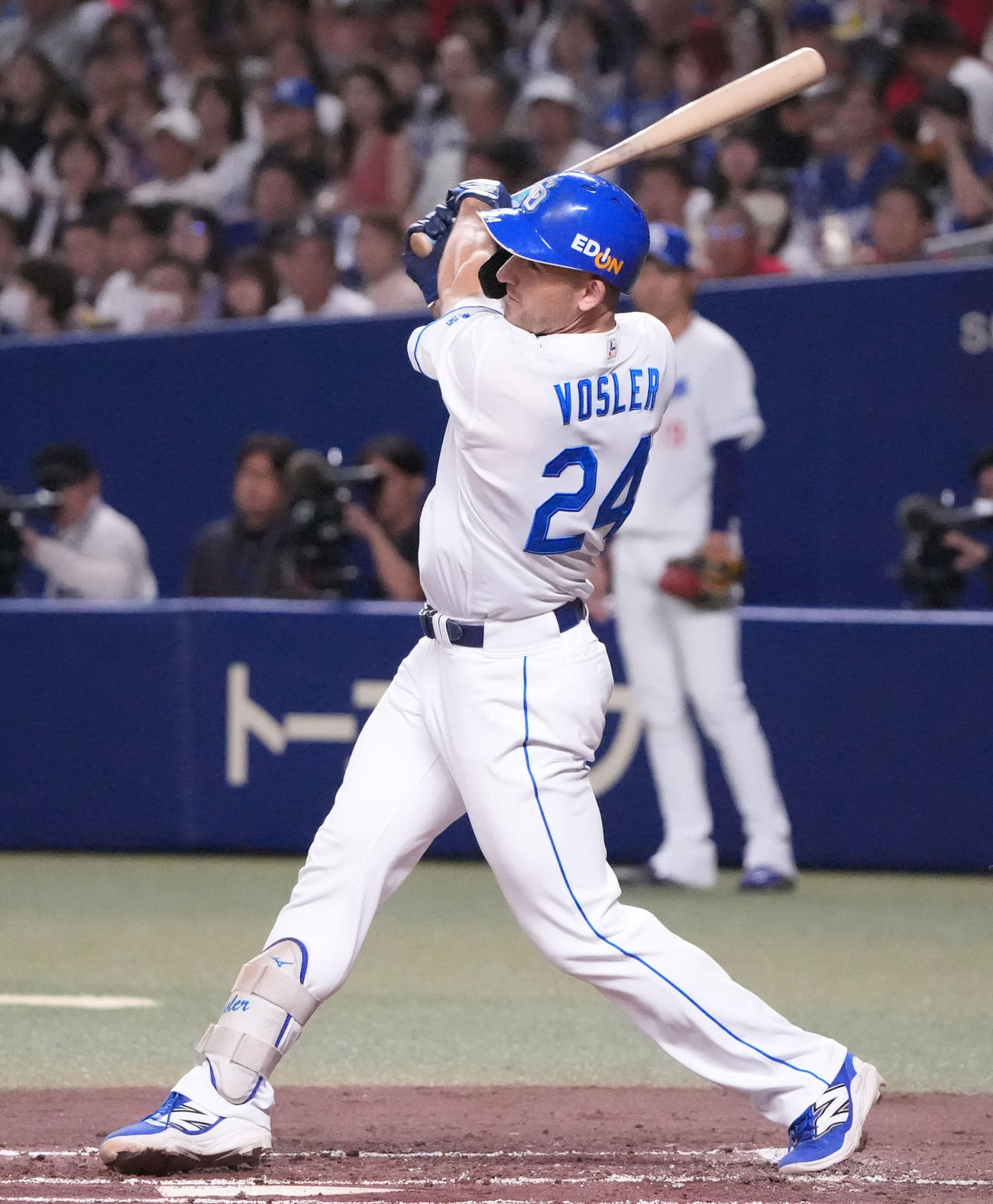 中日対広島　1回裏中日2死一、二塁、左前適時打を放つボスラー（撮影・森本幸一）