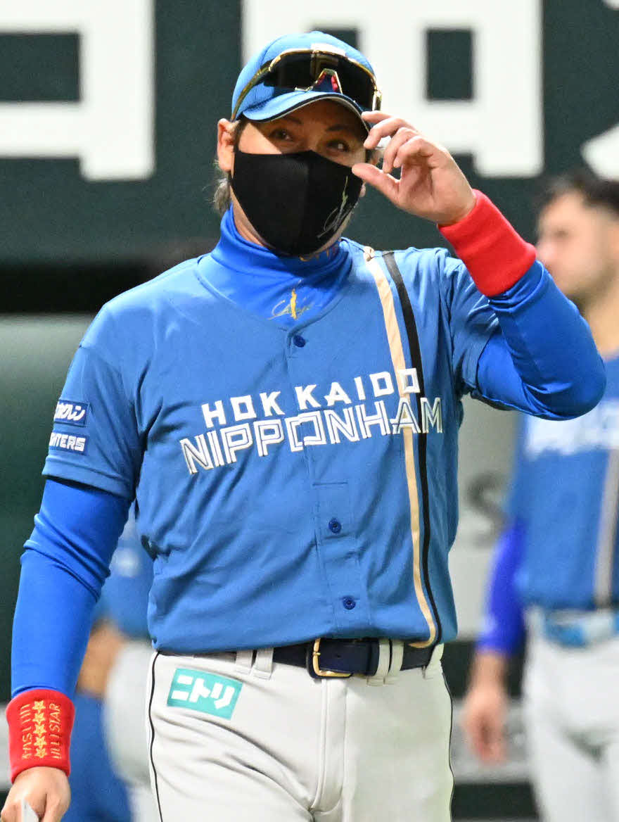 ソフトバンク対日本ハム　メンバー表交換でホームベースに向かう新庄監督（撮影・林敢治）