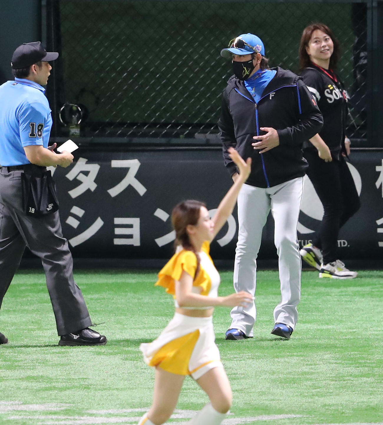 ソフトバンク対日本ハム　審判に選手交代を告げる新庄監督（撮影・梅根麻紀）
