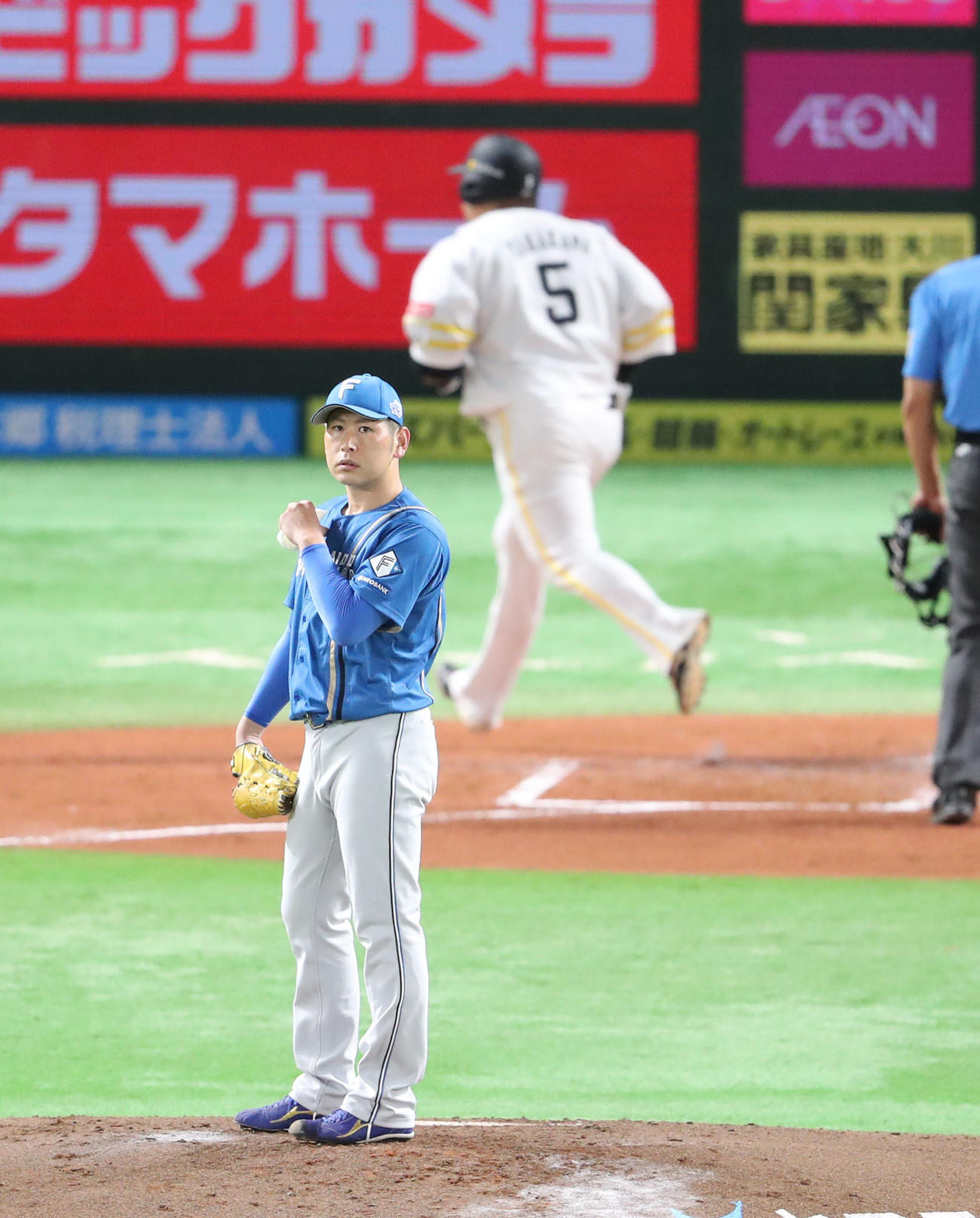 ソフトバンク対日本ハム　2回裏ソフトバンク無死、山川に左中間本塁打を浴びた加藤貴（撮影・梅根麻紀）