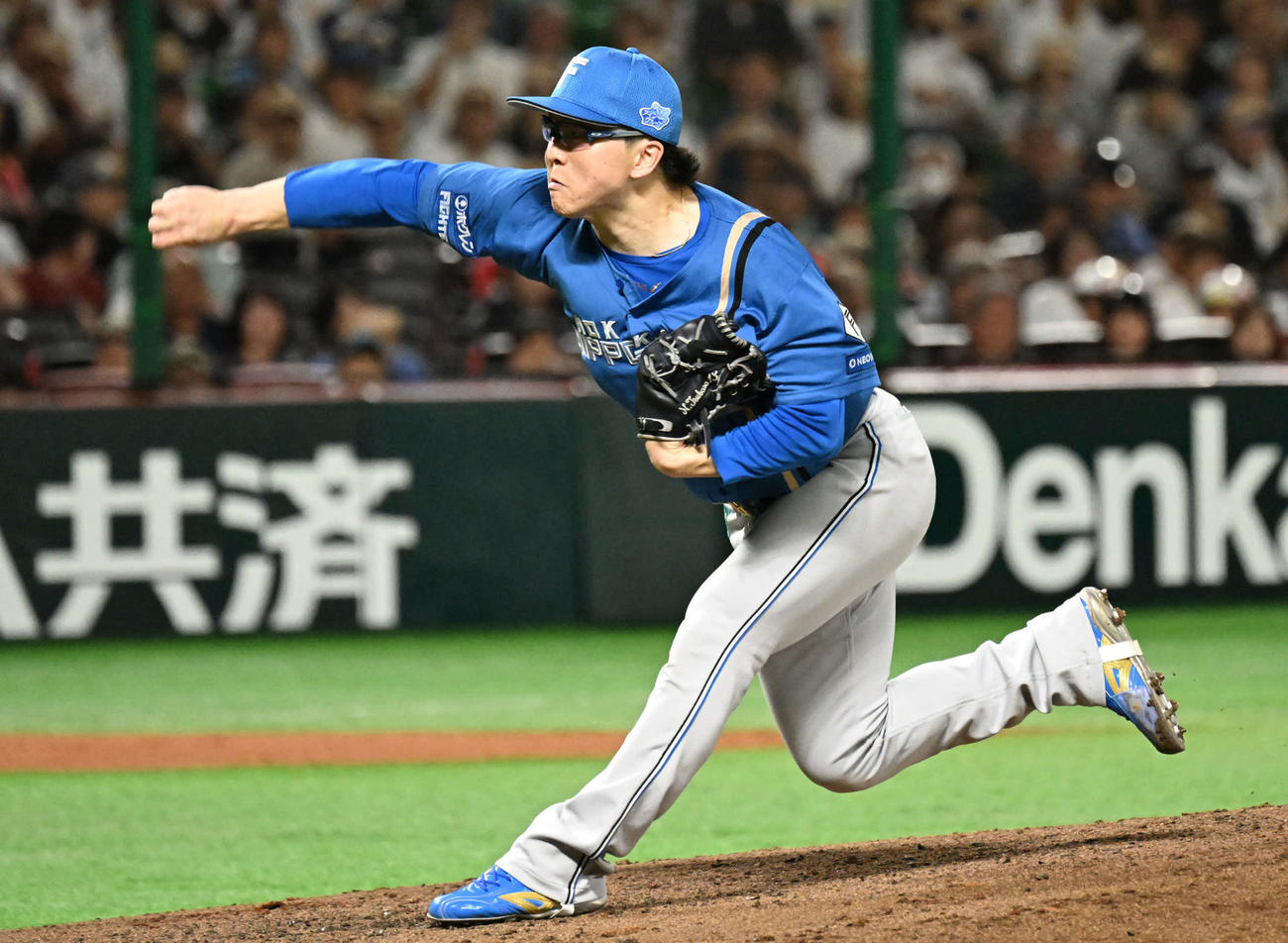 ソフトバンク対日本ハム　日本ハム2番手投手の生田目（撮影・林敢治）