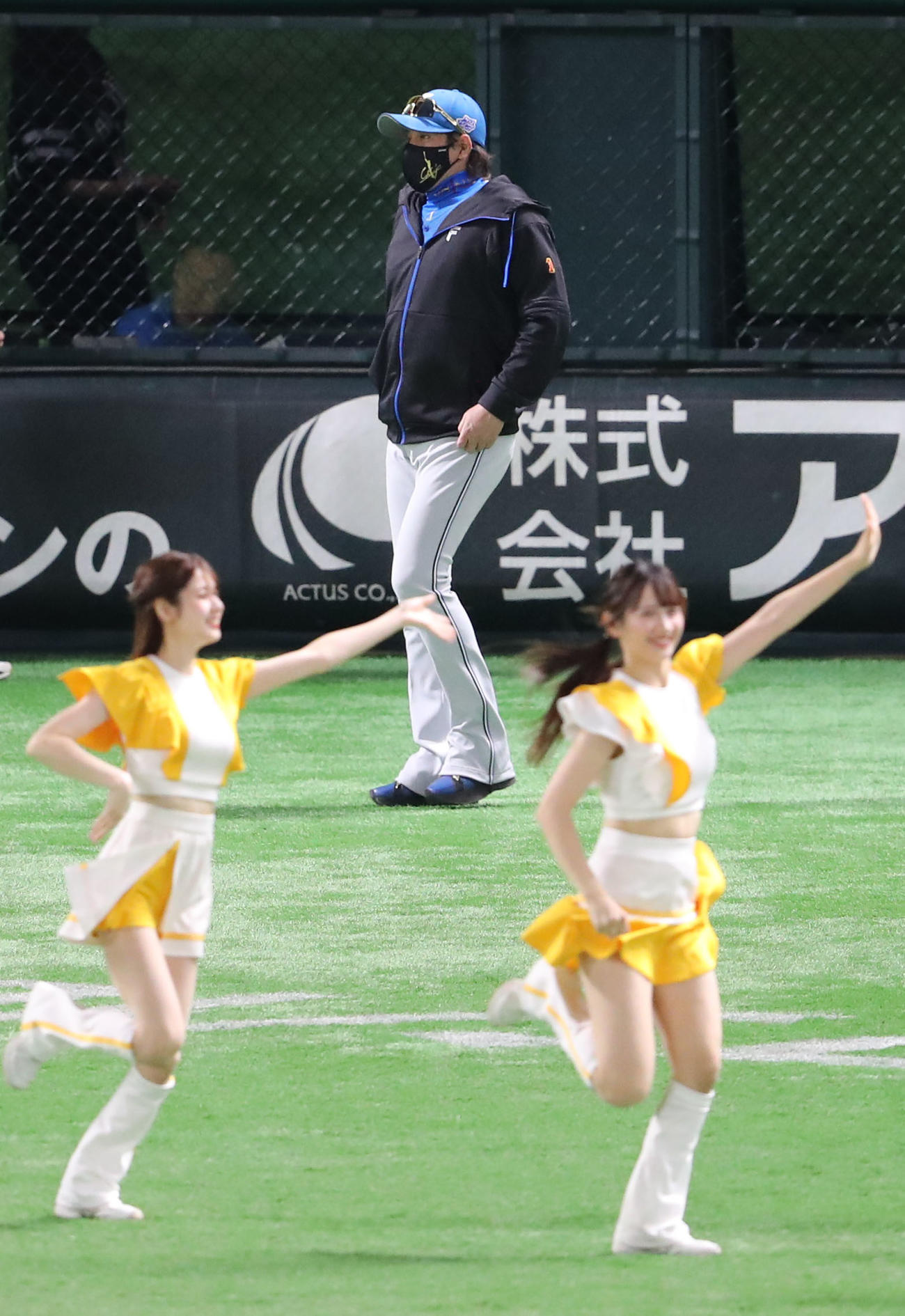 ソフトバンク対日本ハム　審判に選手交代を告げる新庄監督（撮影・梅根麻紀）