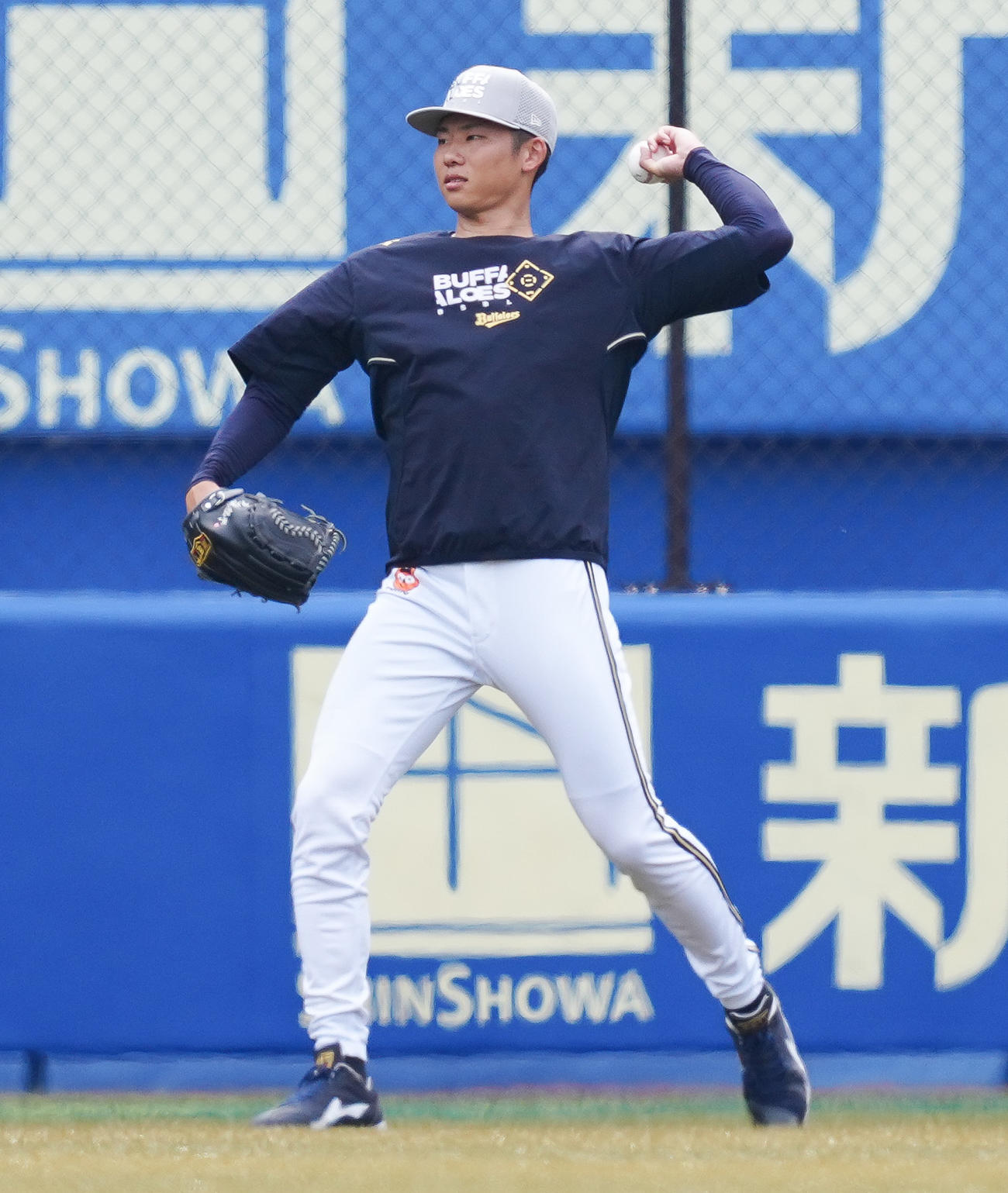 ロッテ対オリックス　試合前練習でキャッチボールするオリックス曽谷（撮影・鈴木みどり）