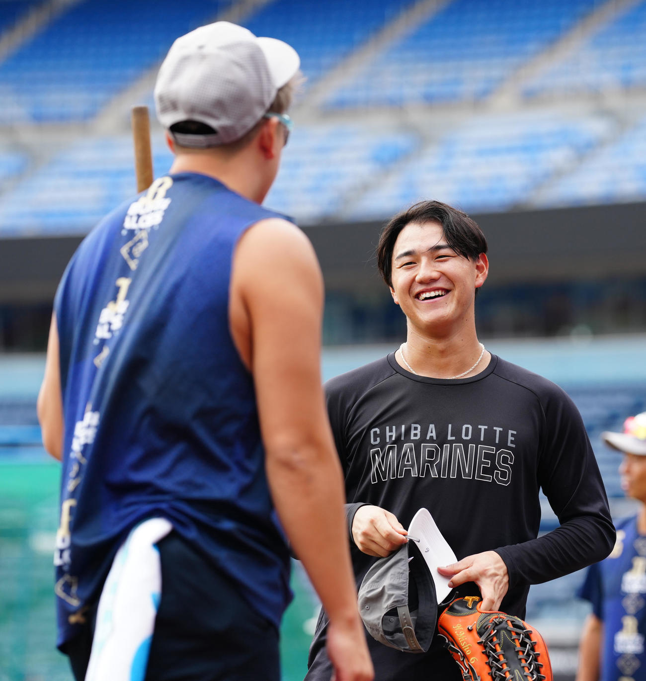 ロッテ対オリックス　試合前練習でオリックス杉本（手前）にあいさつするロッテ西川（撮影・鈴木みどり）