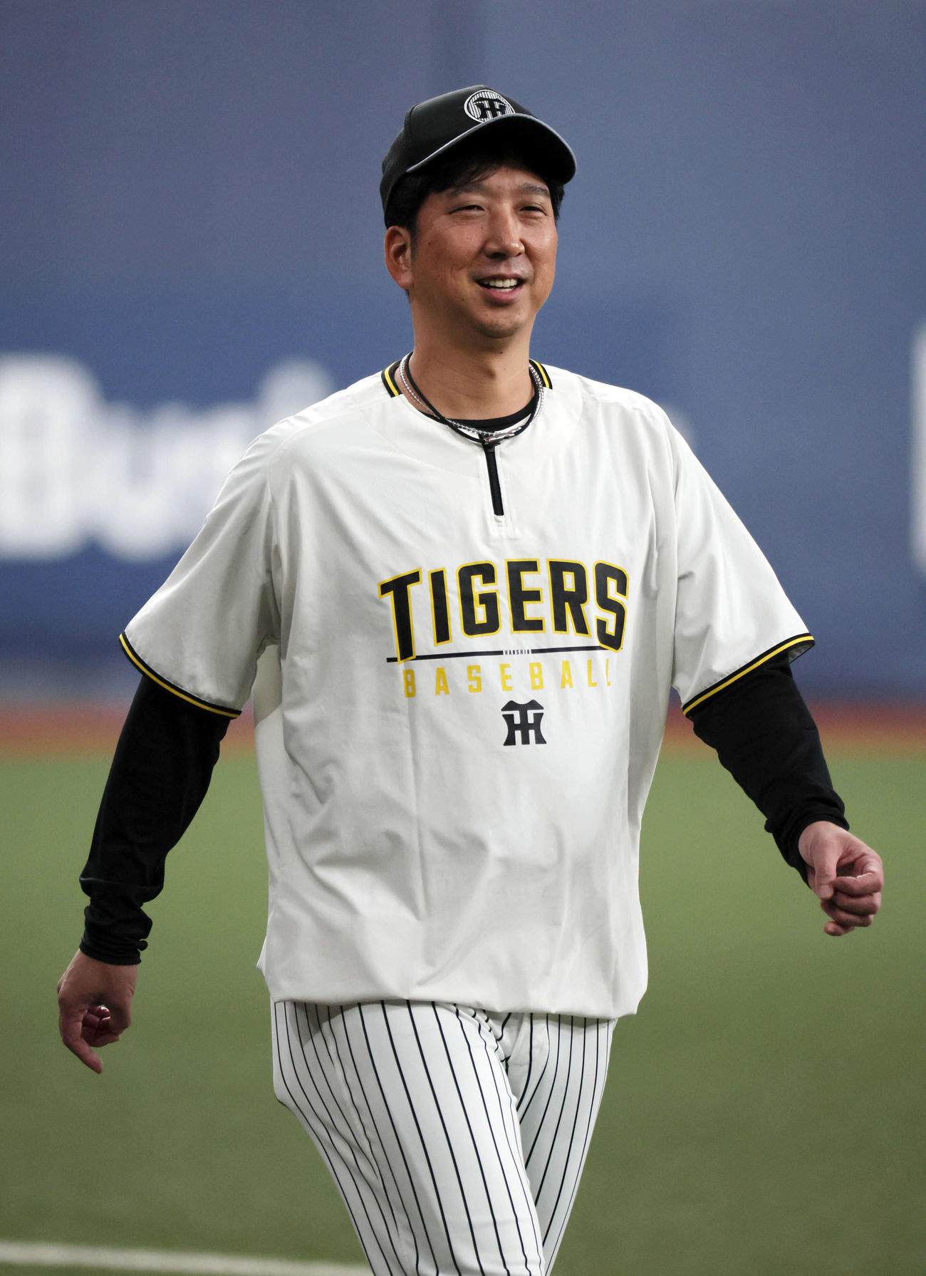 阪神対ヤクルト　笑顔でグラウンドを1周する藤川監督（撮影・宮崎幸一)