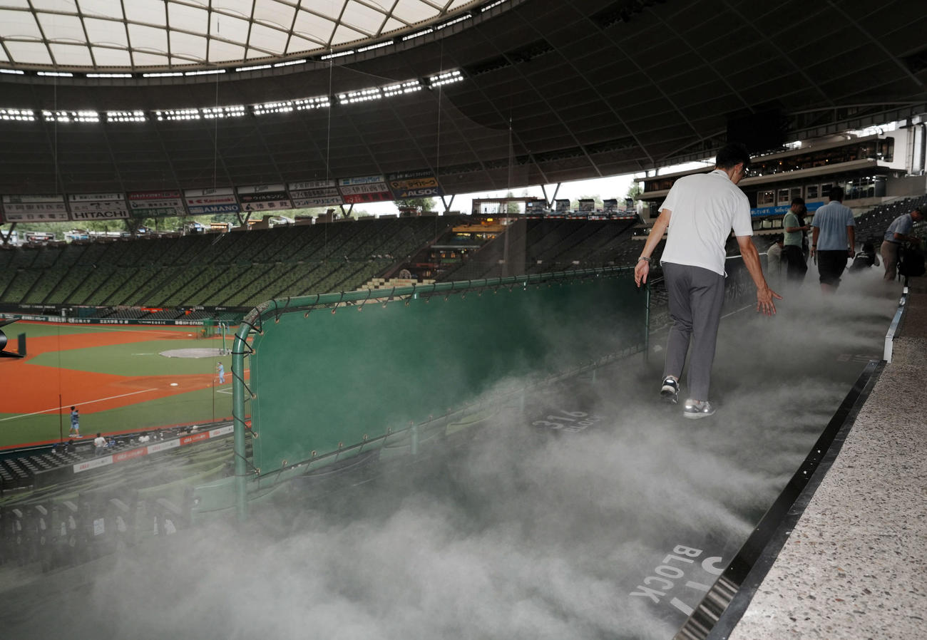 西武対楽天　メインコンコースに足元ミストを設置（撮影・たえ見朱実）