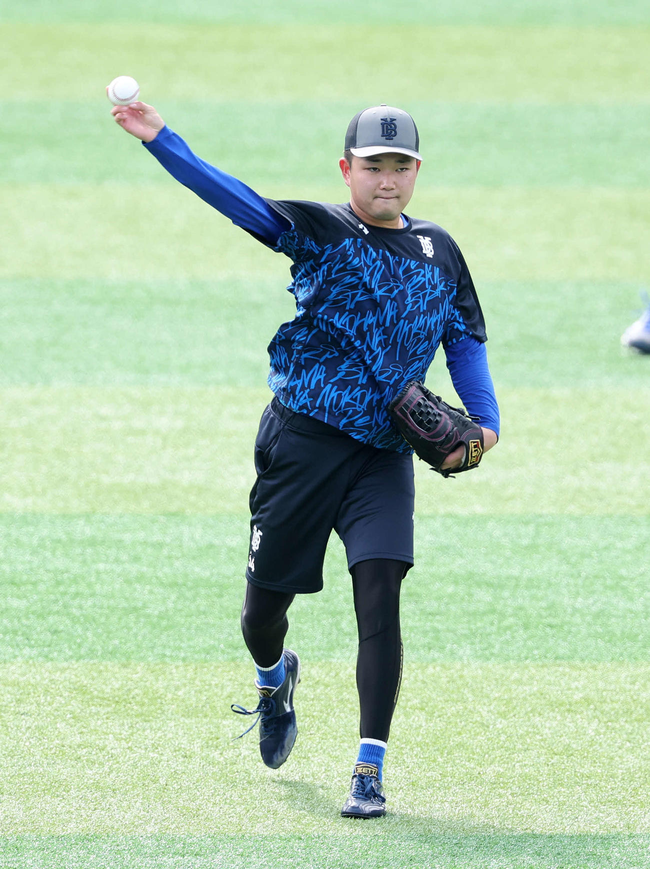 DeNA対巨人　キャッチボールするDeNA石田裕（撮影・鈴木正人）