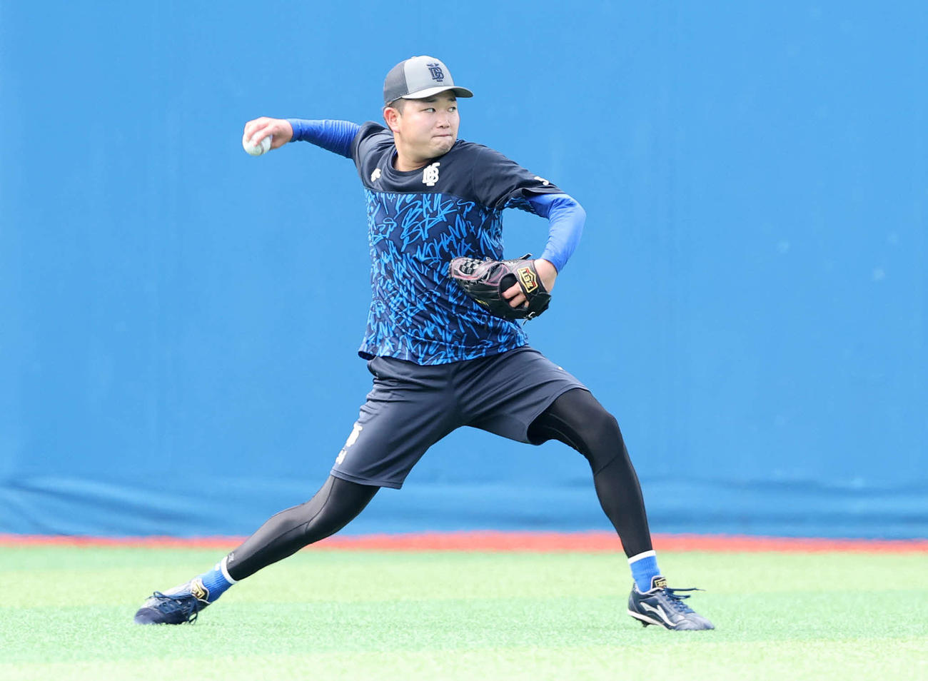 DeNA対巨人　キャッチボールするDeNA石田裕（撮影・鈴木正人）