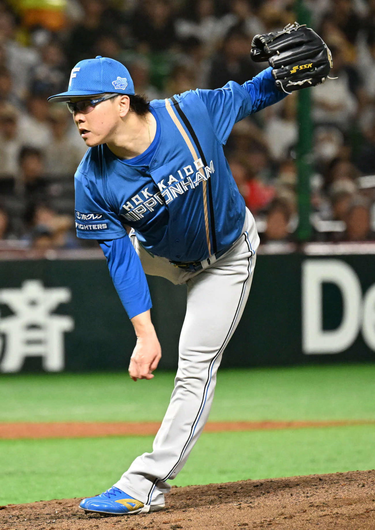 ソフトバンク対日本ハム　日本ハム2番手投手の生田目（撮影・林敢治）