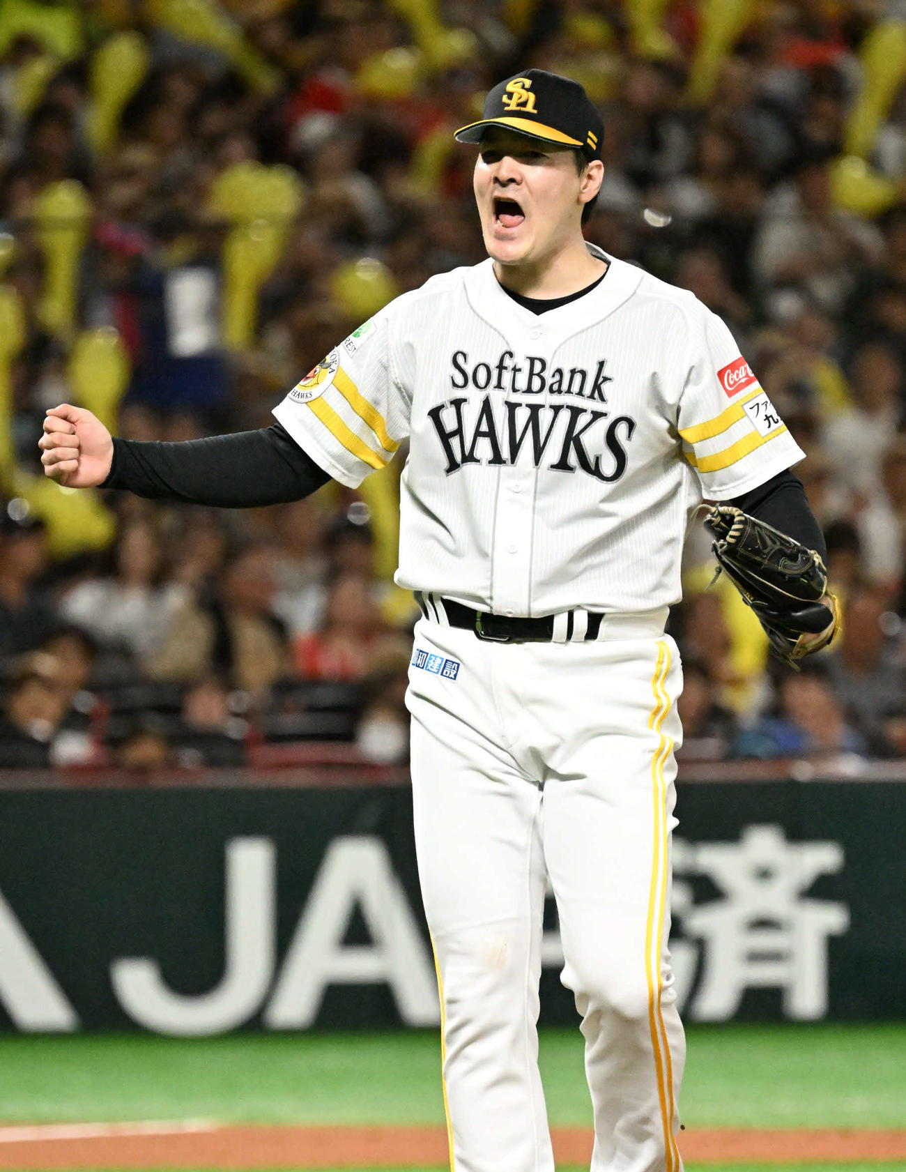 ソフトバンク対日本ハム　7回まで1失点に抑え吠える有原（撮影・林敢治）