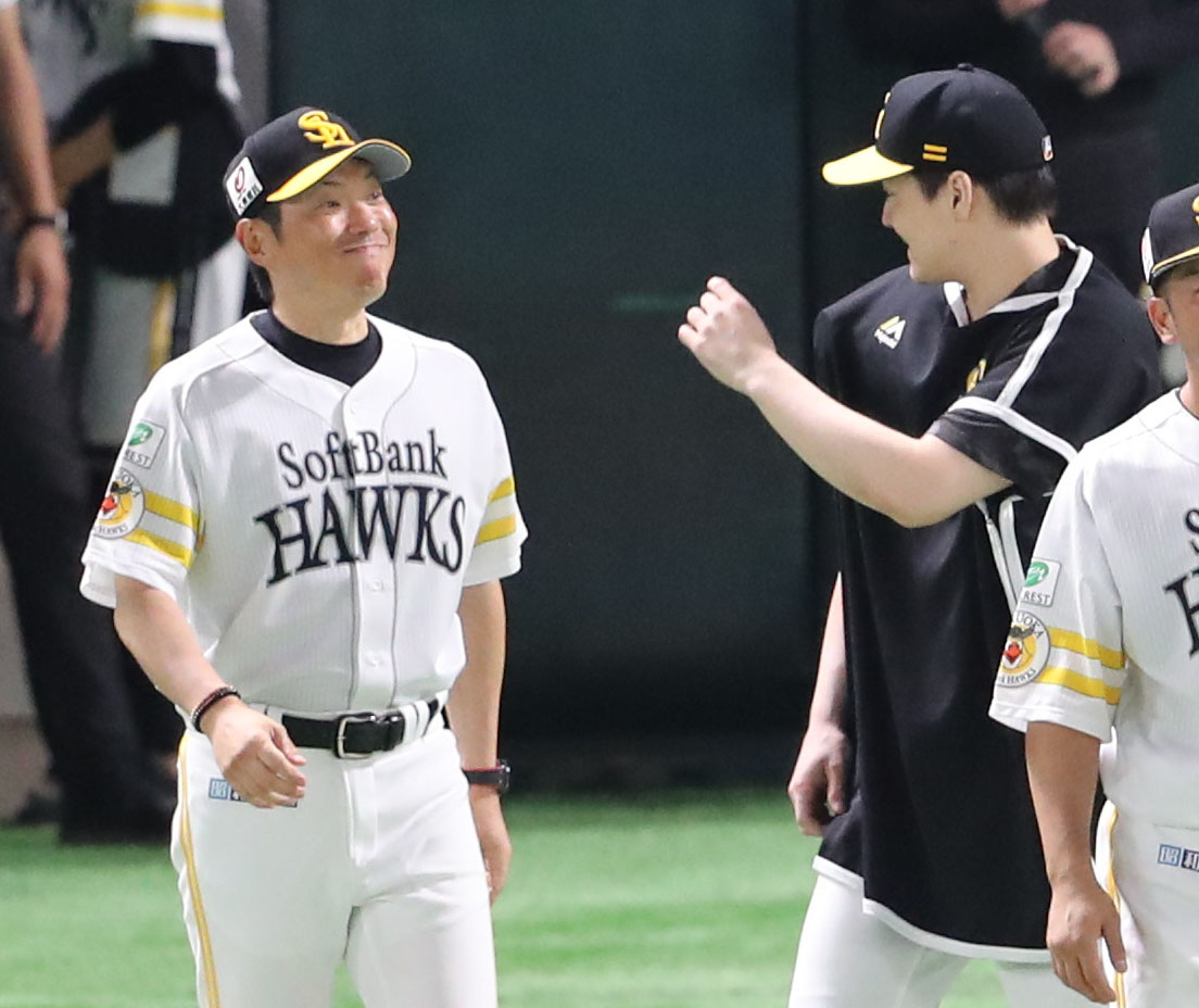 ソフトバンク対日本ハム　勝利投手となった有原に笑顔で声をかける小久保監督（撮影・梅根麻紀）