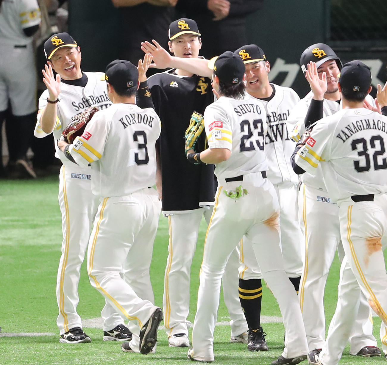 ソフトバンク対日本ハム　勝利投手となった有原は小久保監督と並んでナインを出迎える（撮影・梅根麻紀）