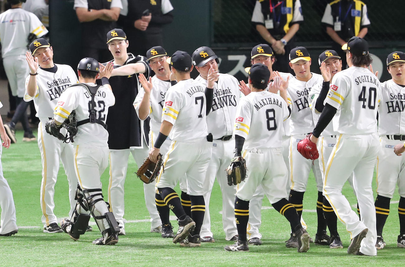 ソフトバンク対日本ハム　勝利投手となった有原は小久保監督と並んでナインを出迎える（撮影・梅根麻紀）