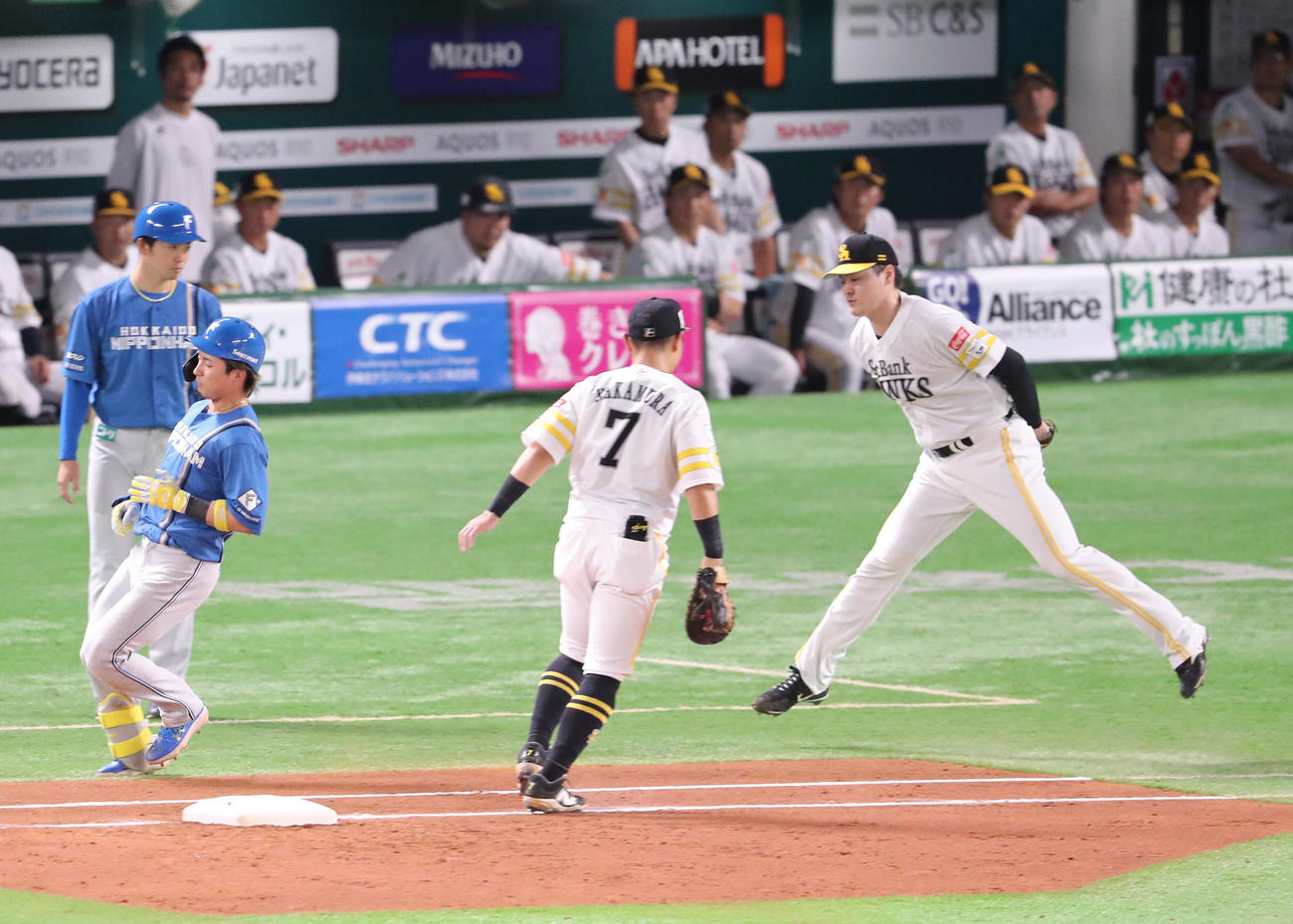 ソフトバンク対日本ハム　2回表日本ハム2死一、二塁、水野を投ゴロに仕留めた有原（撮影・梅根麻紀）