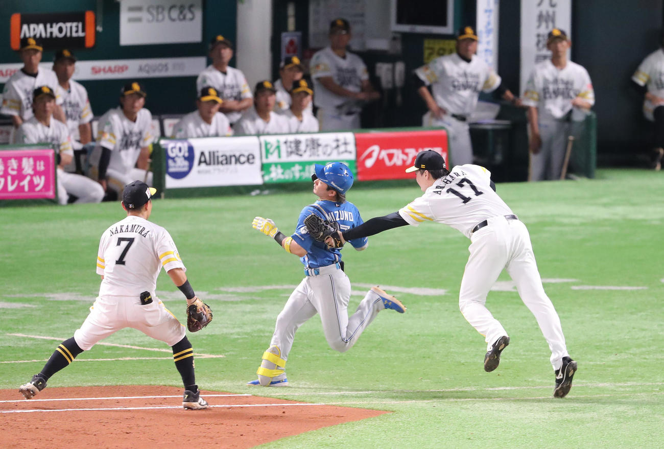 ソフトバンク対日本ハム　2回表日本ハム2死一、二塁、水野を投ゴロに仕留めた有原（撮影・梅根麻紀）