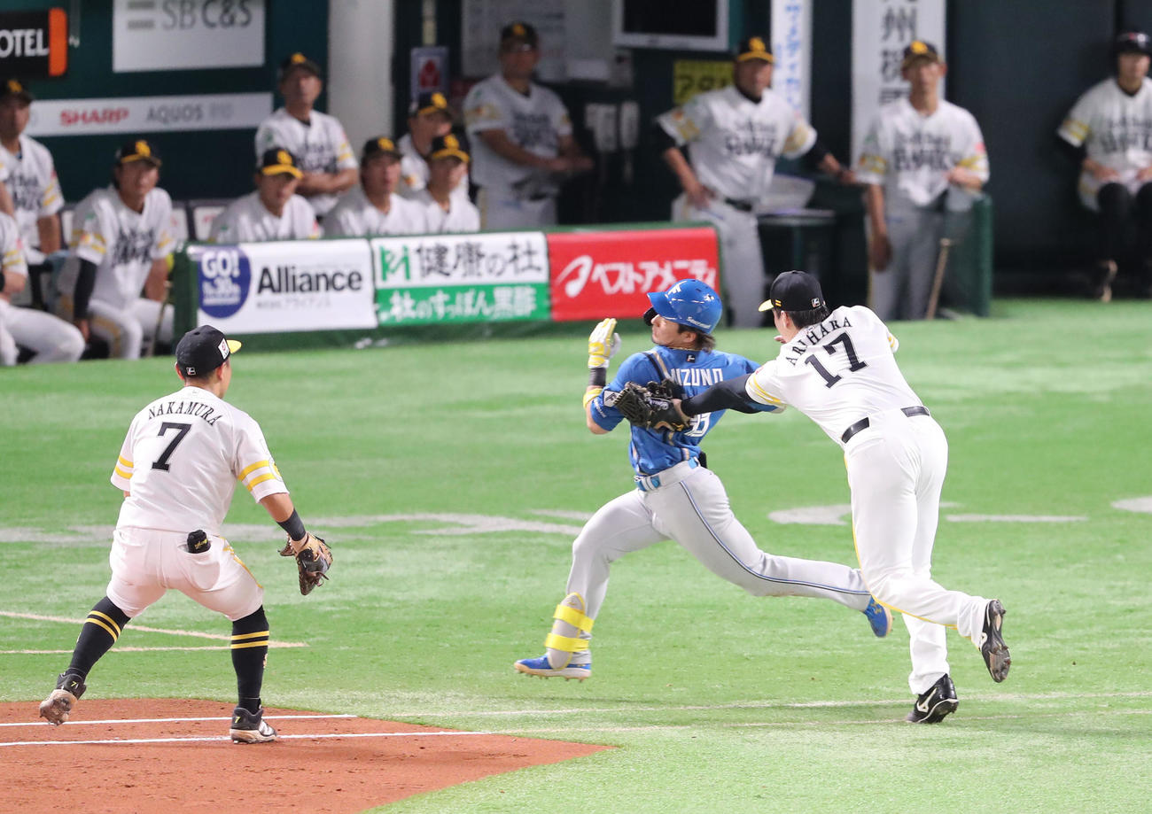ソフトバンク対日本ハム　2回表日本ハム2死一、二塁、水野を投ゴロに仕留めた有原（撮影・梅根麻紀）