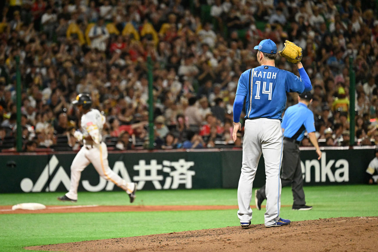 ソフトバンク対日本ハム　4回裏ソフトバンク無死二塁、加藤貴（右）はダウンズに2点本塁打を与える（撮影・林敢治）