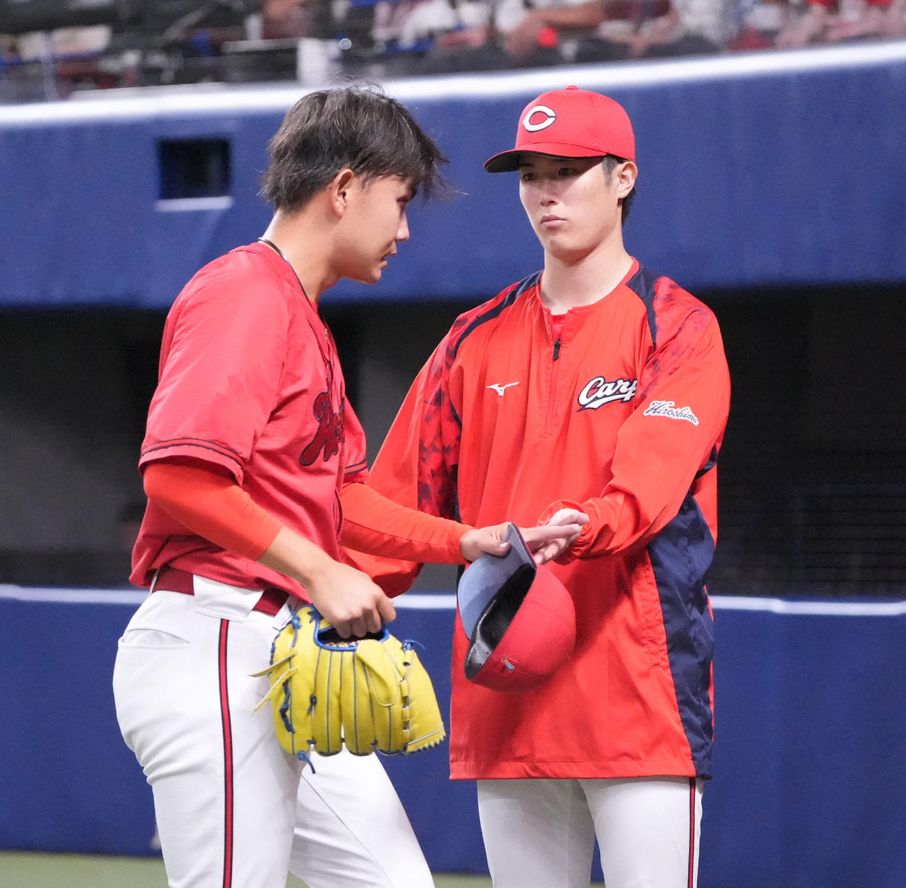 中日対広島　8回終了、マウンドを降りた森下（右）はベンチ前でナインを迎える（撮影・森本幸一）