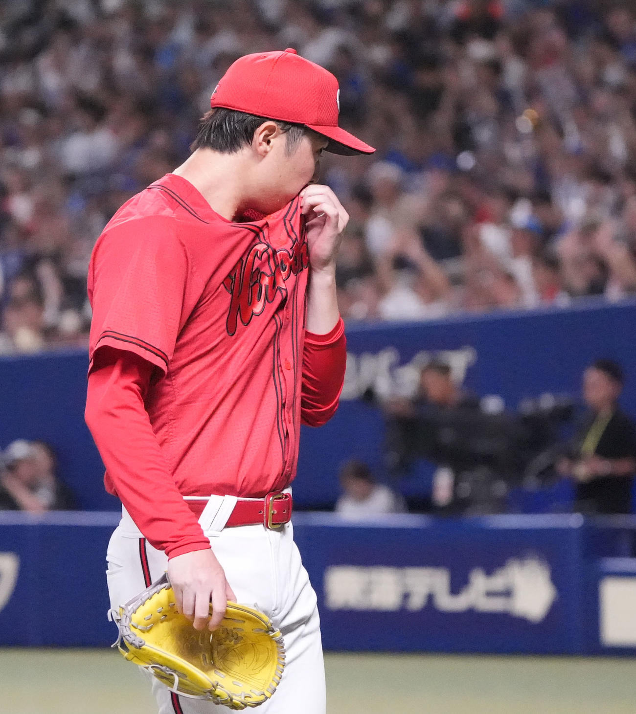 中日対広島　5回終了、ベンチへ戻る広島先発の森下（撮影・森本幸一）