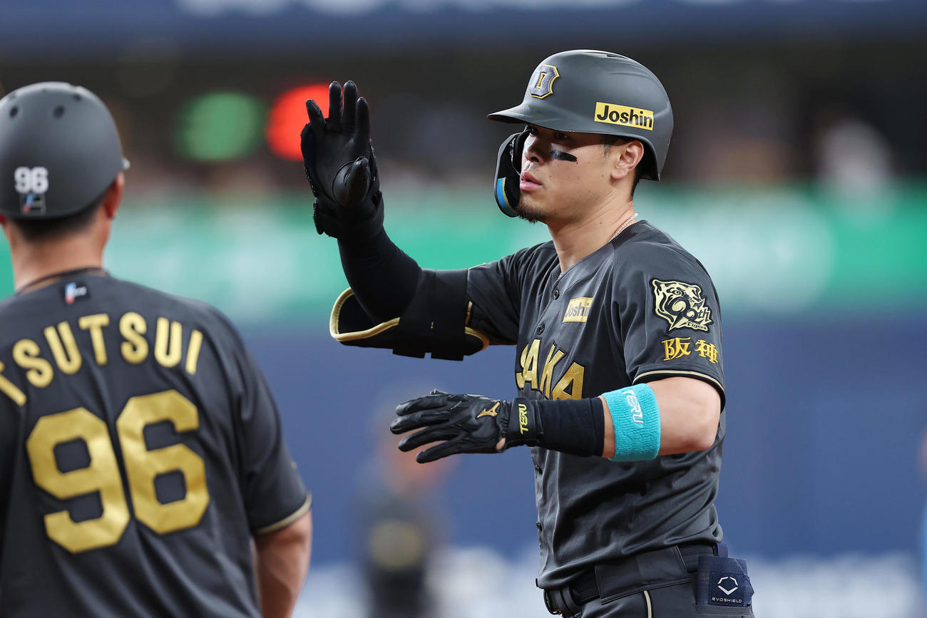 阪神対ヤクルト　1回裏阪神1死一塁、右前打を放った佐藤輝（撮影・前田充）