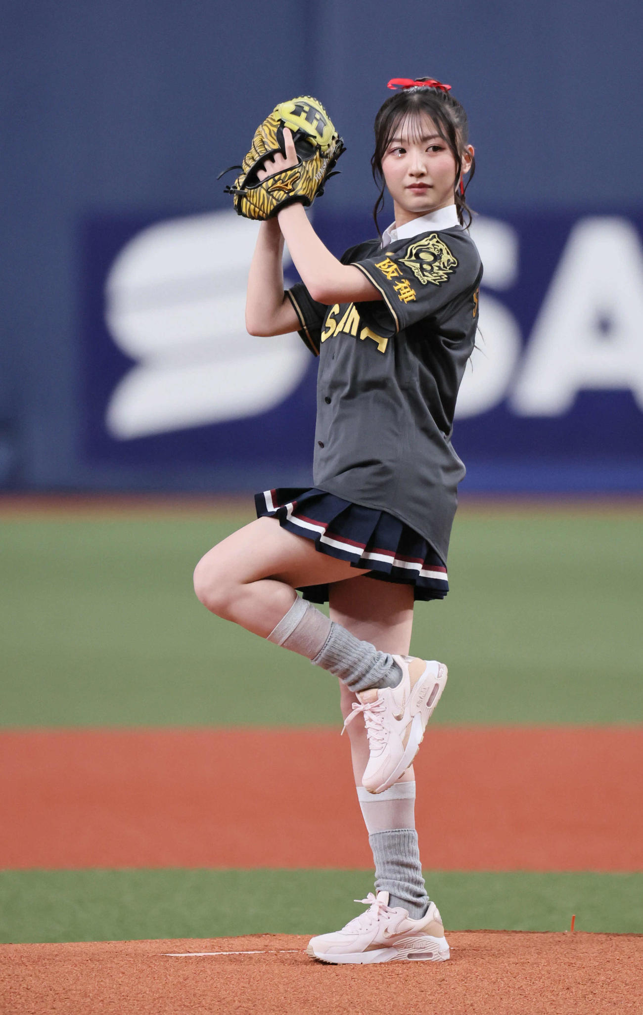 阪神対ヤクルト　始球式を務めるNMB48の塩月希依音（撮影・宮崎幸一)