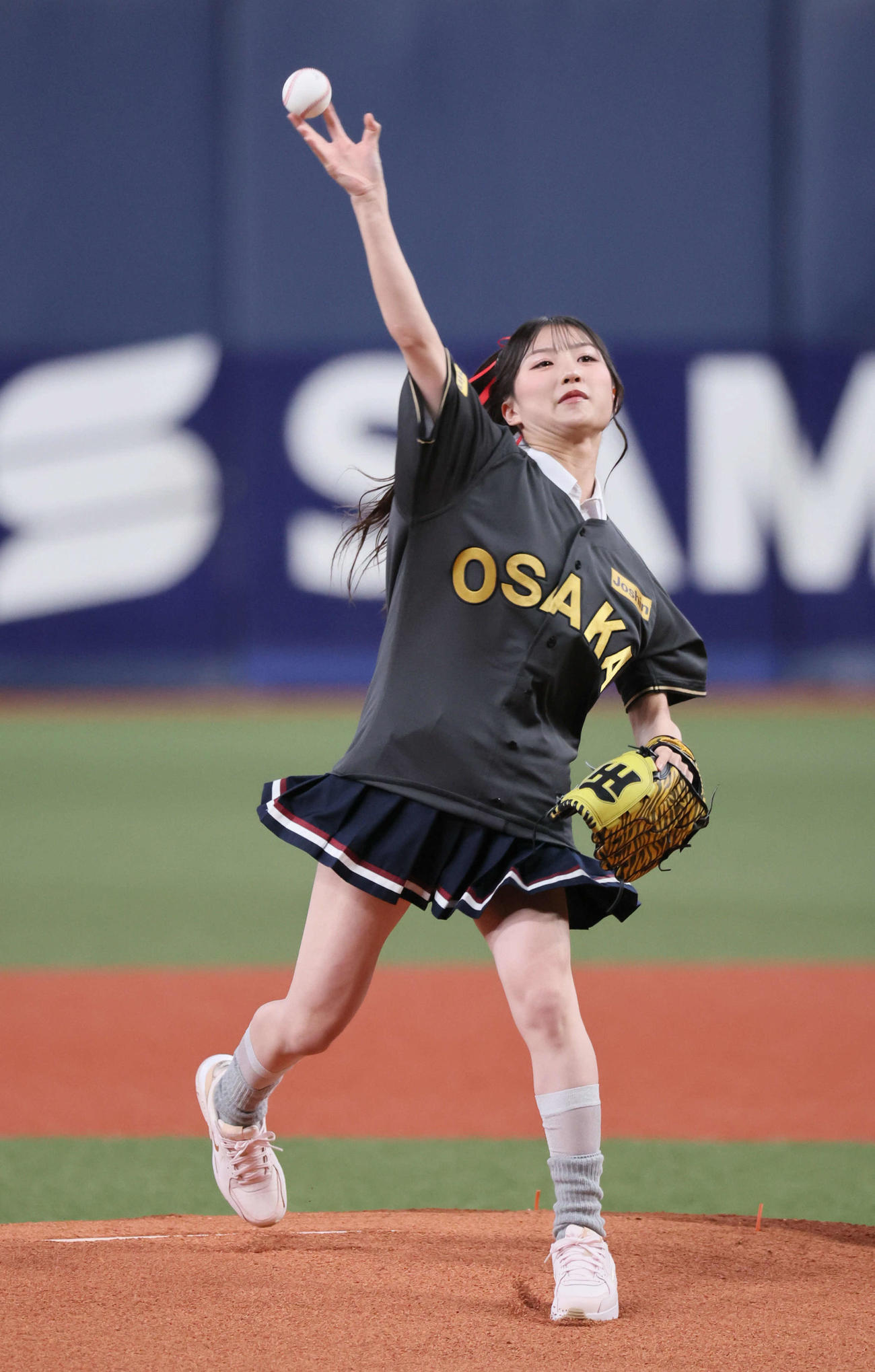阪神対ヤクルト　始球式を務めるNMB48の塩月希依音（撮影・宮崎幸一)
