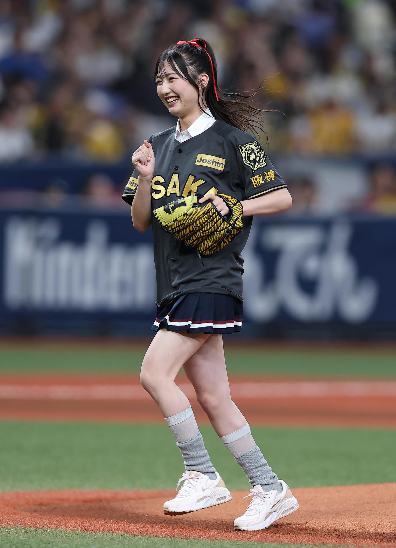 阪神対ヤクルト　始球式を務めたNMB48の塩月希依音（撮影・前田充）