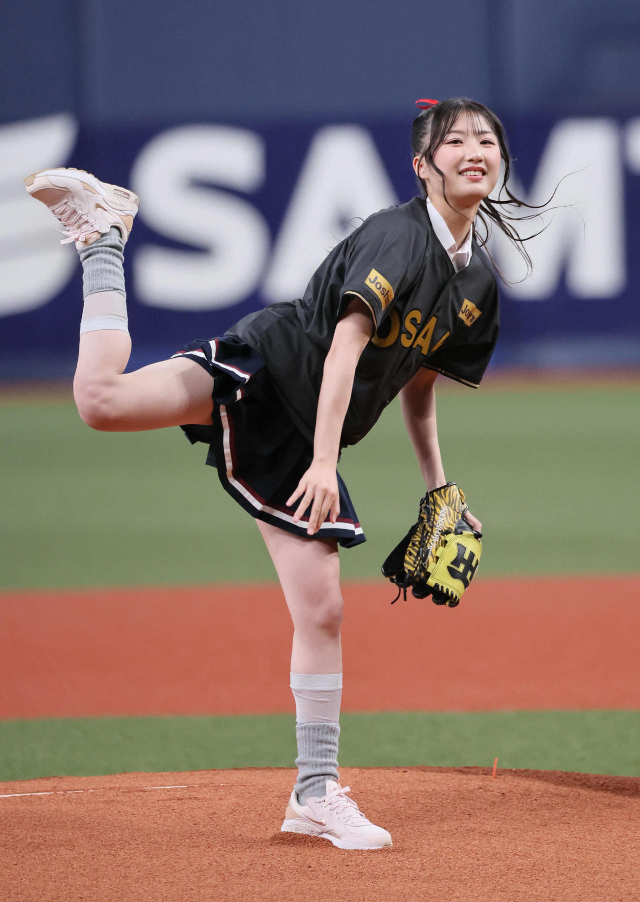 阪神対ヤクルト　始球式を務めるNMB48の塩月希依音（撮影・宮崎幸一)