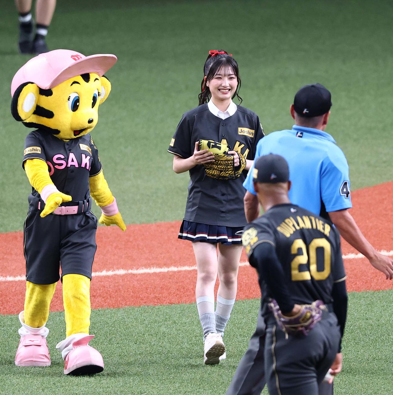 阪神対ヤクルト　始球式を務めたNMB48・塩月希依音（撮影・上田博志）