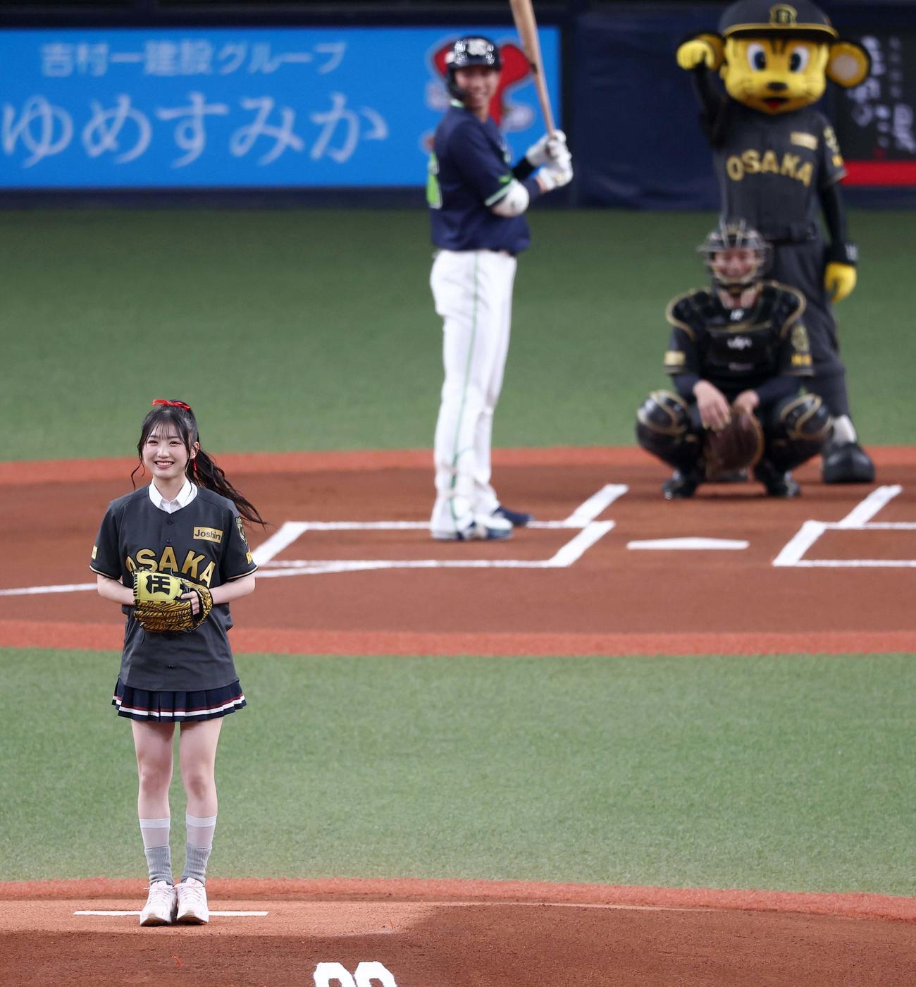 阪神対ヤクルト　始球式を務めたNMB48・塩月希依音（撮影・上田博志）