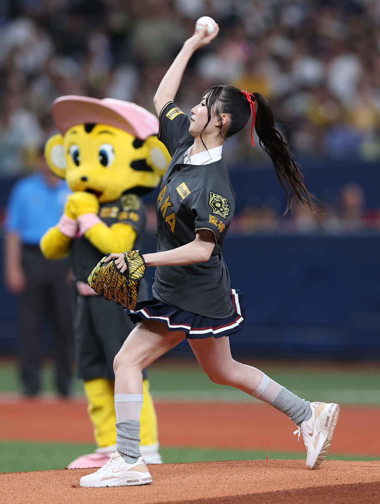 阪神対ヤクルト　始球式を務めるNMB48の塩月希依音（撮影・前田充）