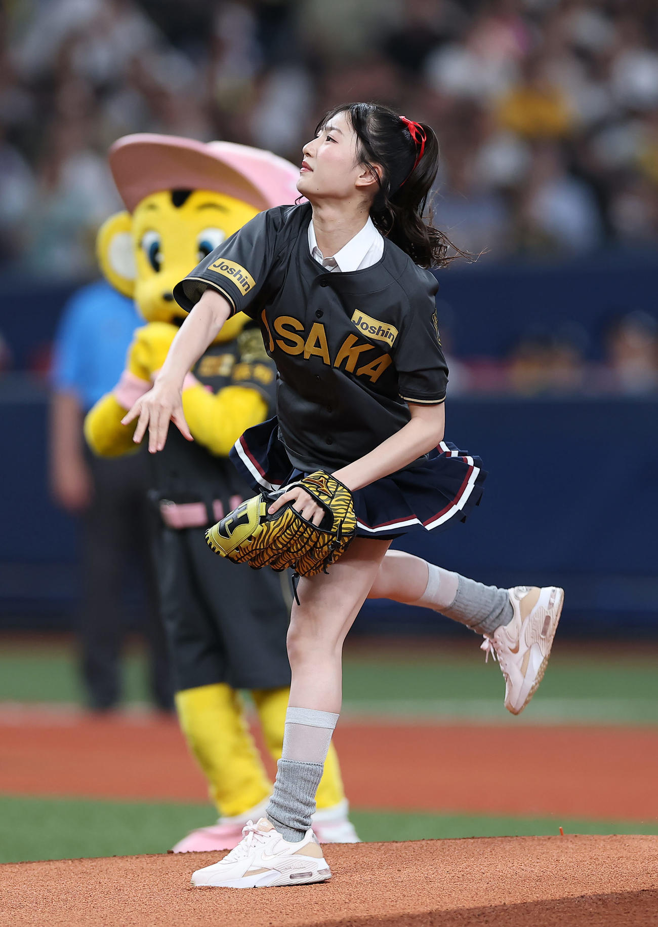 阪神対ヤクルト　始球式を務めるNMB48の塩月希依音（撮影・前田充）