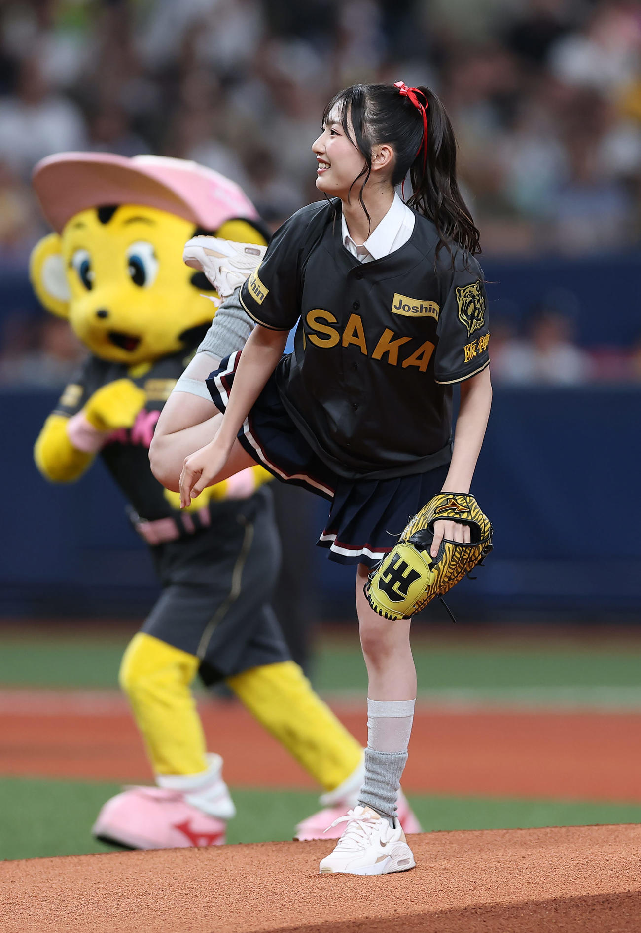阪神対ヤクルト　始球式を務めるNMB48の塩月希依音（撮影・前田充）