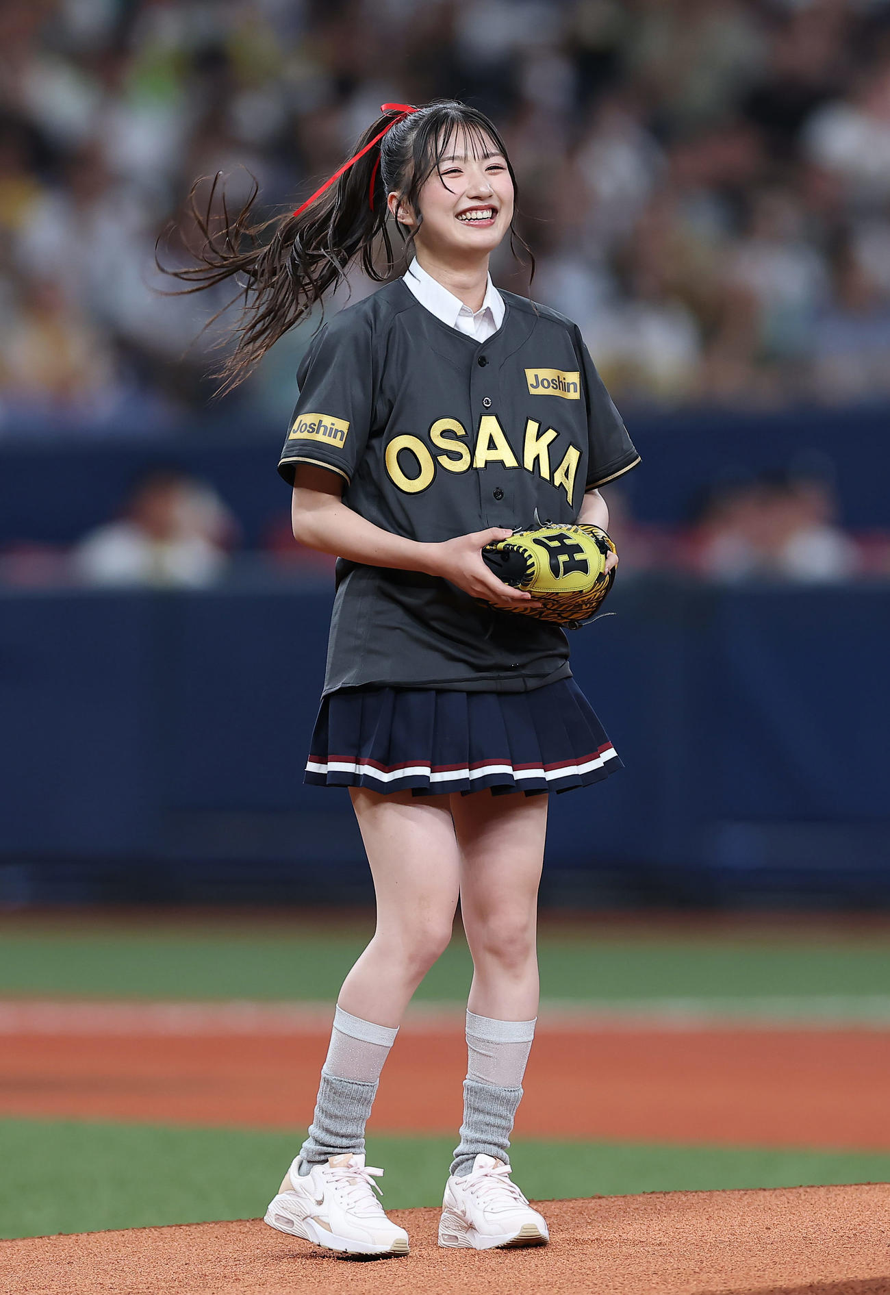 阪神対ヤクルト　始球式を務めたNMB48の塩月希依音（撮影・前田充）
